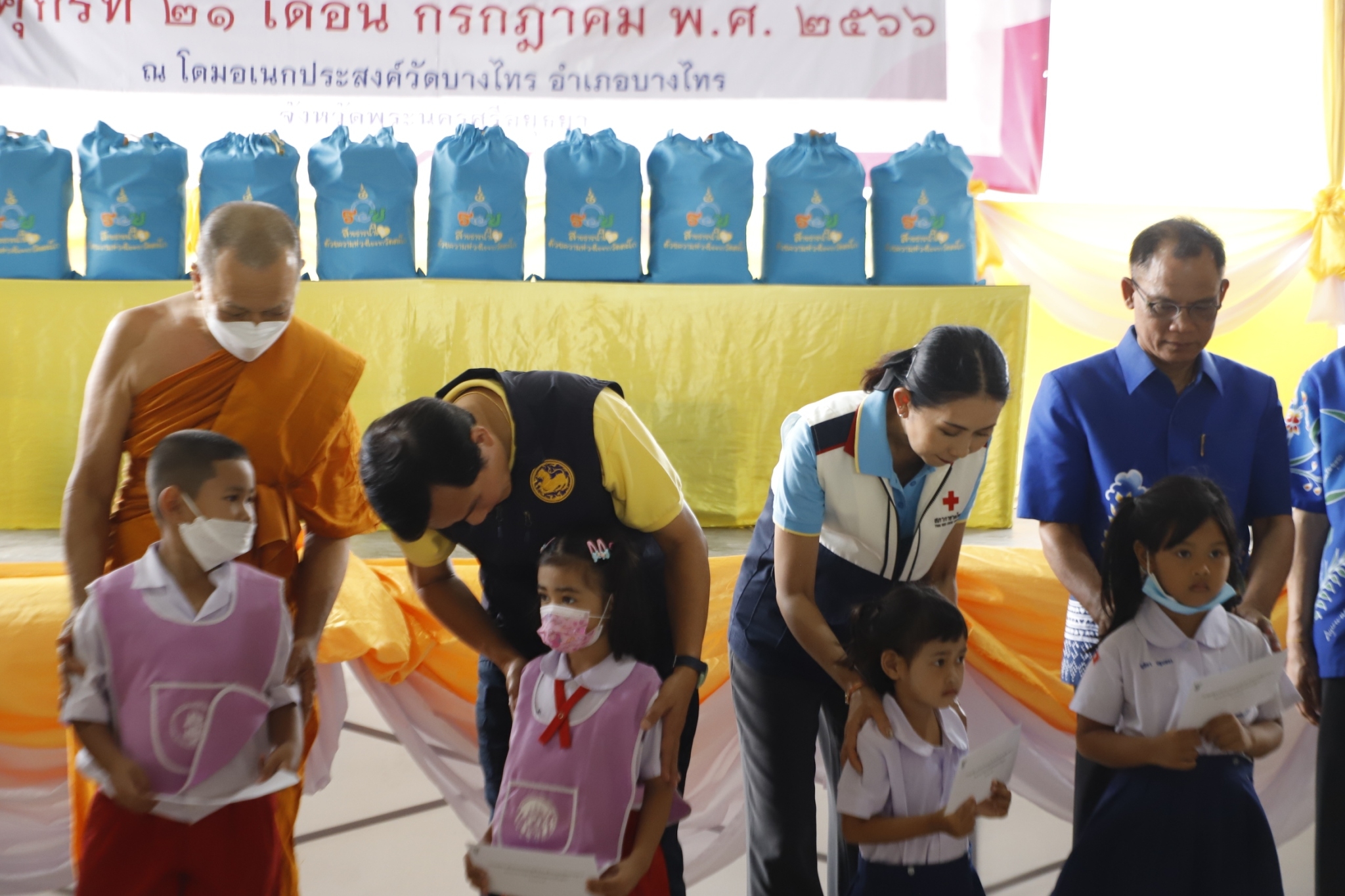 พัฒนาชุมชนอยุธยา ร่วมบูรณาการออกหน่วยเคลื่อนที่ ช่วยเหลือ เยี่ยมเยียนพี่น้องประชาชน “คนอยุธยา..ไม่ทิ้งใครไว้ข้างหลัง” พร้อมเกื้อหนุนโครงการวัดประชารัฐสร้างสุขอย่างยั่งยืน ในพื้นที่อำเภอบางไทร