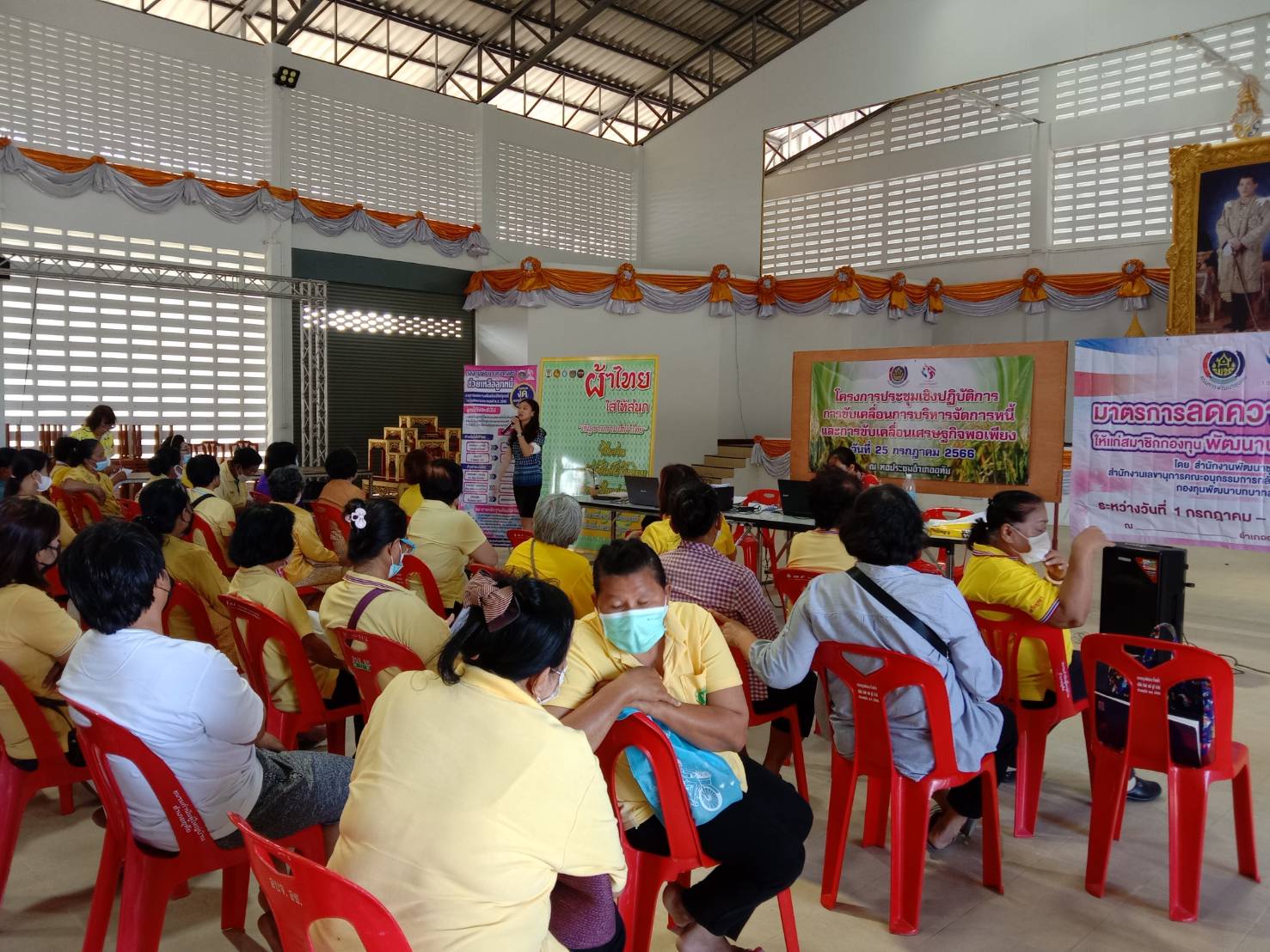 สำนักงานเลขานุการกองทุนพัฒนาบทบาทสตรีจังหวัด จับมือพัฒนาชุมชนอุทัย แก้ไขหนี้กองทุนพัฒนาบทบาทสตรี