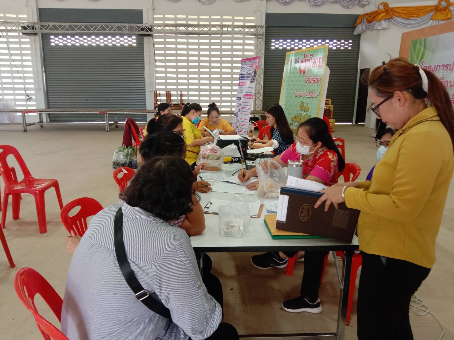 สำนักงานเลขานุการกองทุนพัฒนาบทบาทสตรีจังหวัด จับมือพัฒนาชุมชนอุทัย แก้ไขหนี้กองทุนพัฒนาบทบาทสตรี