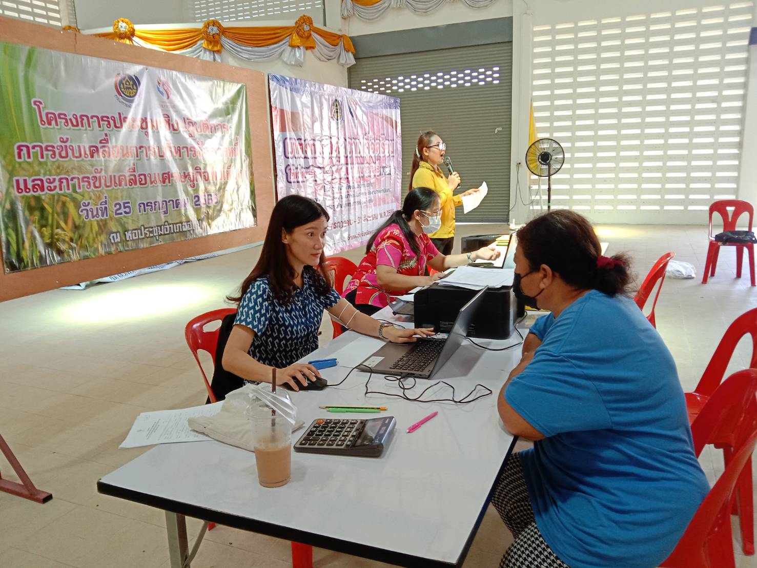 สำนักงานเลขานุการกองทุนพัฒนาบทบาทสตรีจังหวัด จับมือพัฒนาชุมชนอุทัย แก้ไขหนี้กองทุนพัฒนาบทบาทสตรี