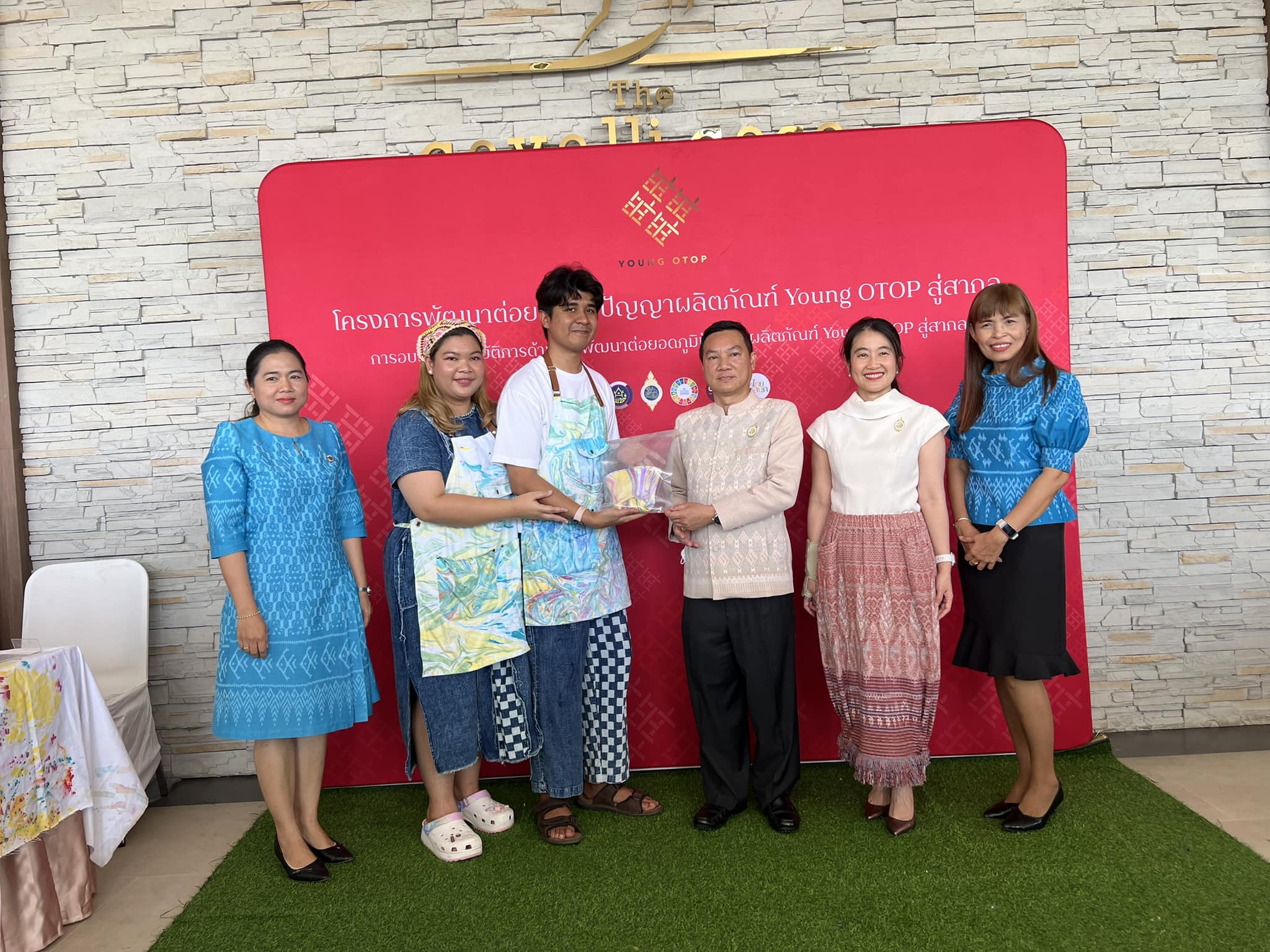 พช.อยุธยา เสริมพลังกรมการพัฒนาชุมชน สนับสนุนเยาวชนรุ่นใหม่สร้างสรรค์ผลงานพัฒนาต่อยอดภูมิปัญญาผลิตภัณฑ์ OTOP สู่สากล