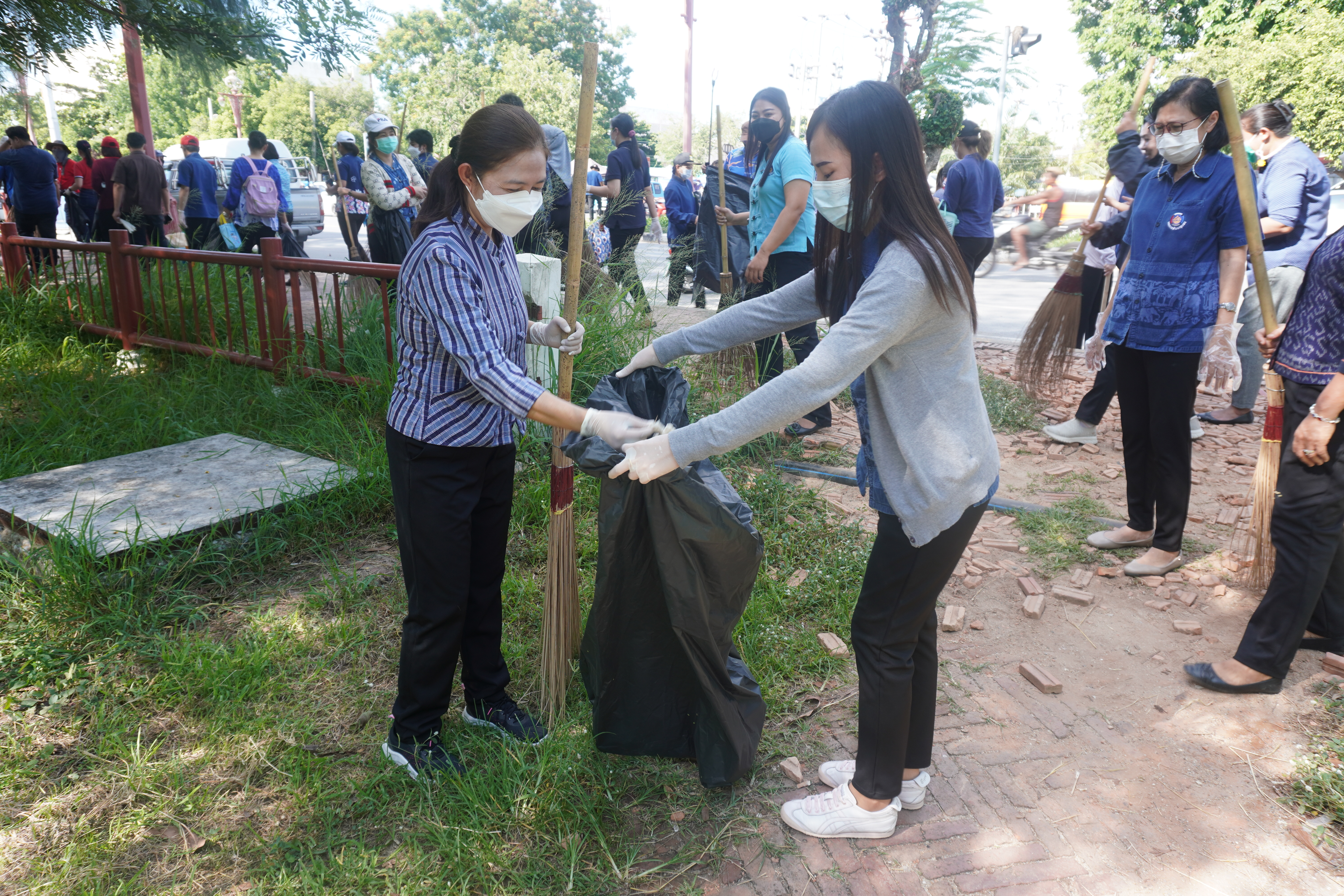 พช.อยุธยา ขานรับ ผู้ว่าฯ ร่วมกิจกรรม “อยุธยาเมืองสะอาด” ปรับสภาพภูมิทัศน์และเก็บขยะบริเวณถนนซีกุน รวมพลังสร้างภาพลักษณ์ที่สวยงามพร้อมต้อนรับนักท่องเที่ยวผู้มาเยือนจังหวัดพระนครศรีอยุธยา