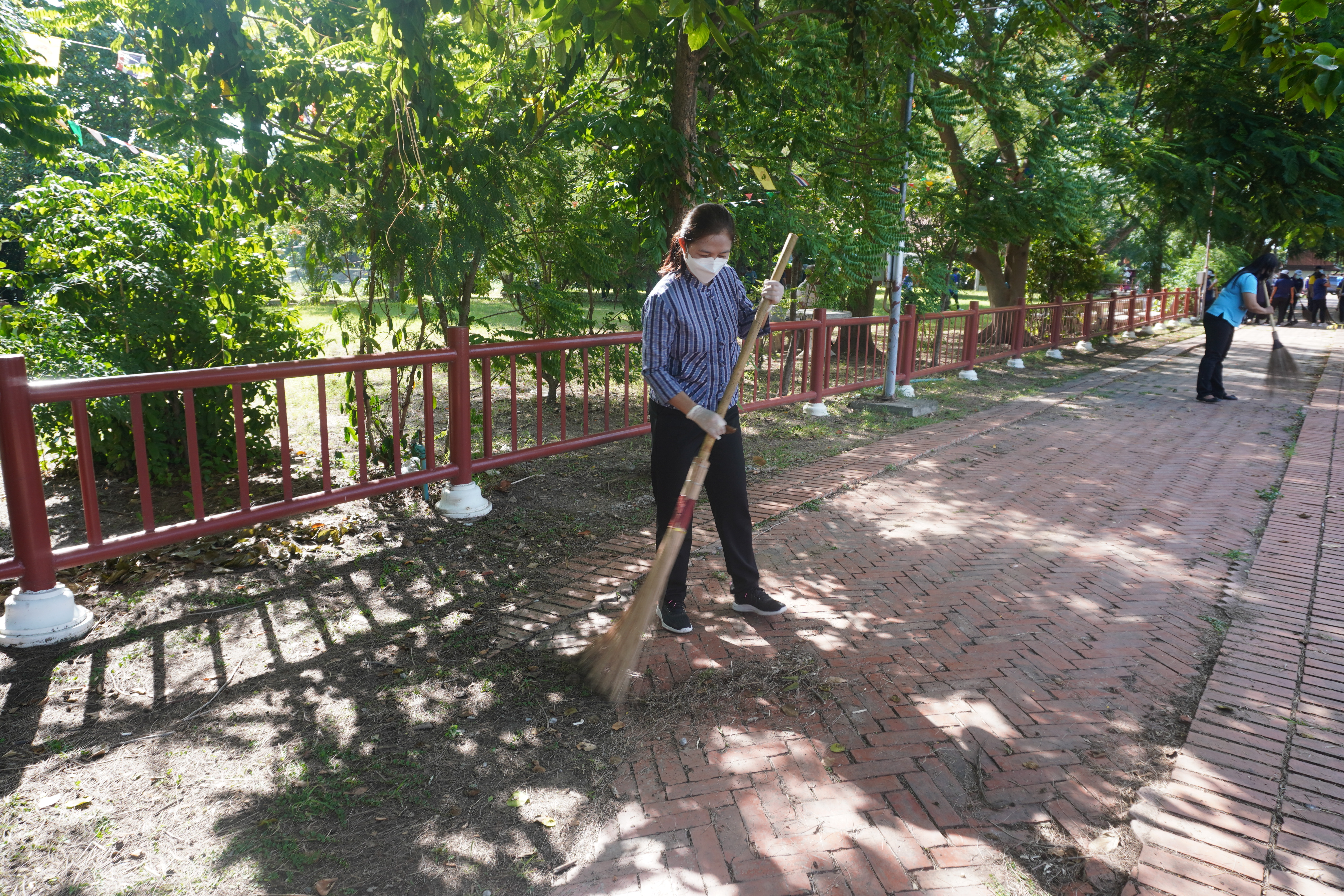พช.อยุธยา ขานรับ ผู้ว่าฯ ร่วมกิจกรรม “อยุธยาเมืองสะอาด” ปรับสภาพภูมิทัศน์และเก็บขยะบริเวณถนนซีกุน รวมพลังสร้างภาพลักษณ์ที่สวยงามพร้อมต้อนรับนักท่องเที่ยวผู้มาเยือนจังหวัดพระนครศรีอยุธยา