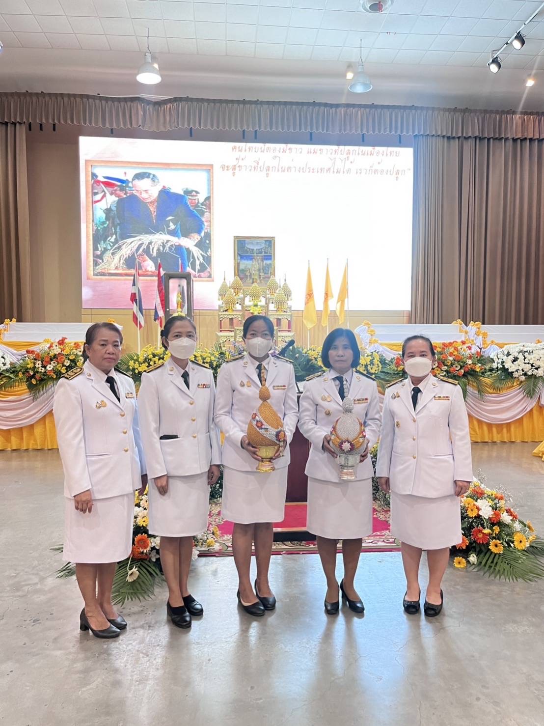 สำนักงานพัฒนาชุมชนจังหวัดพระนครศรีอยุธยา ร่วมถวายเครื่องราชสักการะและวางพานพุ่ม และพิธีจุดเทียนถวายพระพรชัยมงคล กิจกรรมเฉลิมพระเกียรติพระบาทสมเด็จพระเจ้าอยู่หัว ในโอกาสวันเฉลิมพระชนมพรรษา 28 กรกฏาคม 2566