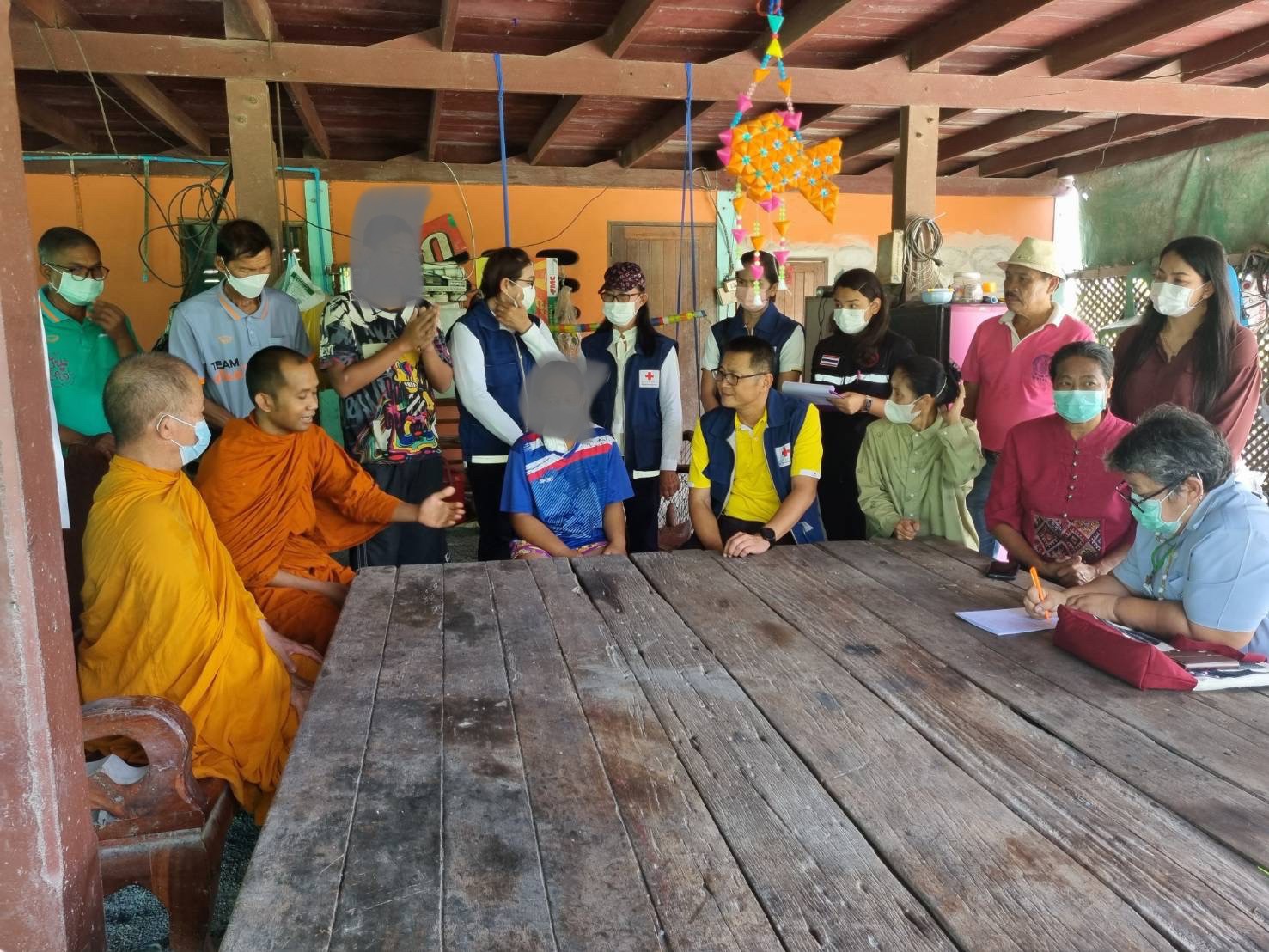 พช.ลาดบัวหลวง ​ร่วมลงพื้นที่เยี่ยมเยียนครัวเรือนเปราะบาง