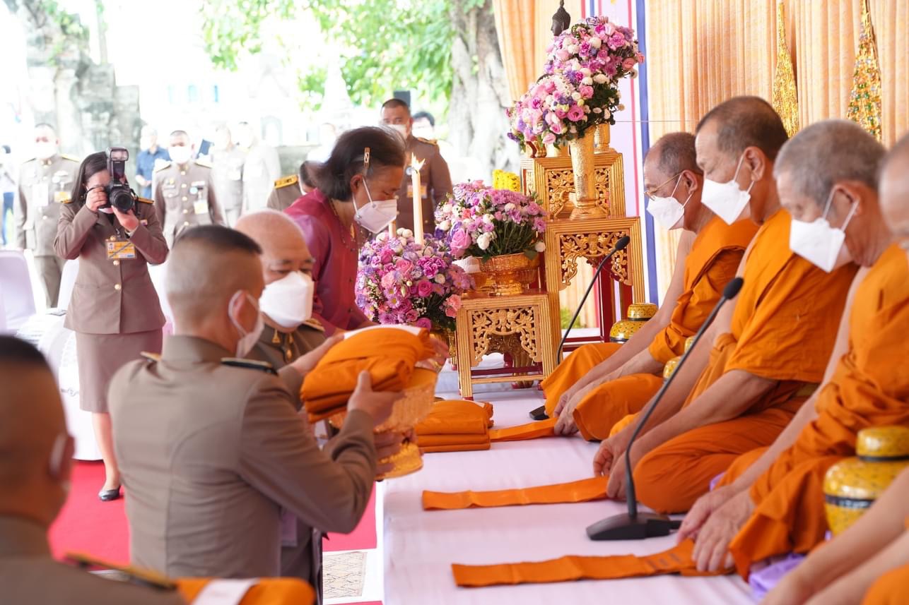 สมเด็จพระกนิษฐาธิราชเจ้า กรมสมเด็จพระเทพรัตนราชสุดาฯ สยามบรมราชกุมารี เสด็จพระราชดำเนินทรงประกอบพิธียกช่อฟ้าพระอุโบสถ และทรงเททองหล่อพระพุทธธรรมมิ่งมงคลรัตนโกฏิราช จำลอง ณ วัดโปรดสัตว์ จังหวัดพระนครศรีอยุธยา