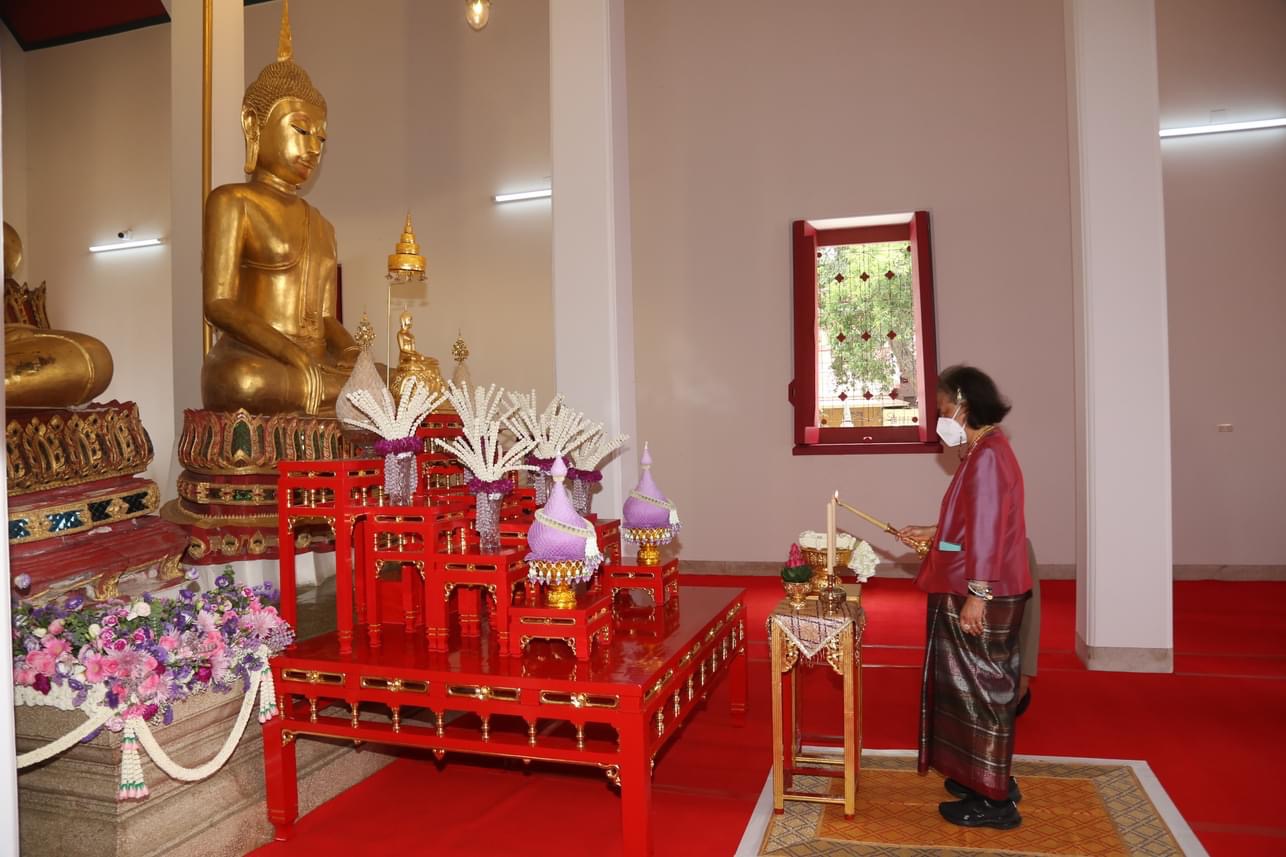 สมเด็จพระกนิษฐาธิราชเจ้า กรมสมเด็จพระเทพรัตนราชสุดาฯ สยามบรมราชกุมารี เสด็จพระราชดำเนินทรงประกอบพิธียกช่อฟ้าพระอุโบสถ และทรงเททองหล่อพระพุทธธรรมมิ่งมงคลรัตนโกฏิราช จำลอง ณ วัดโปรดสัตว์ จังหวัดพระนครศรีอยุธยา