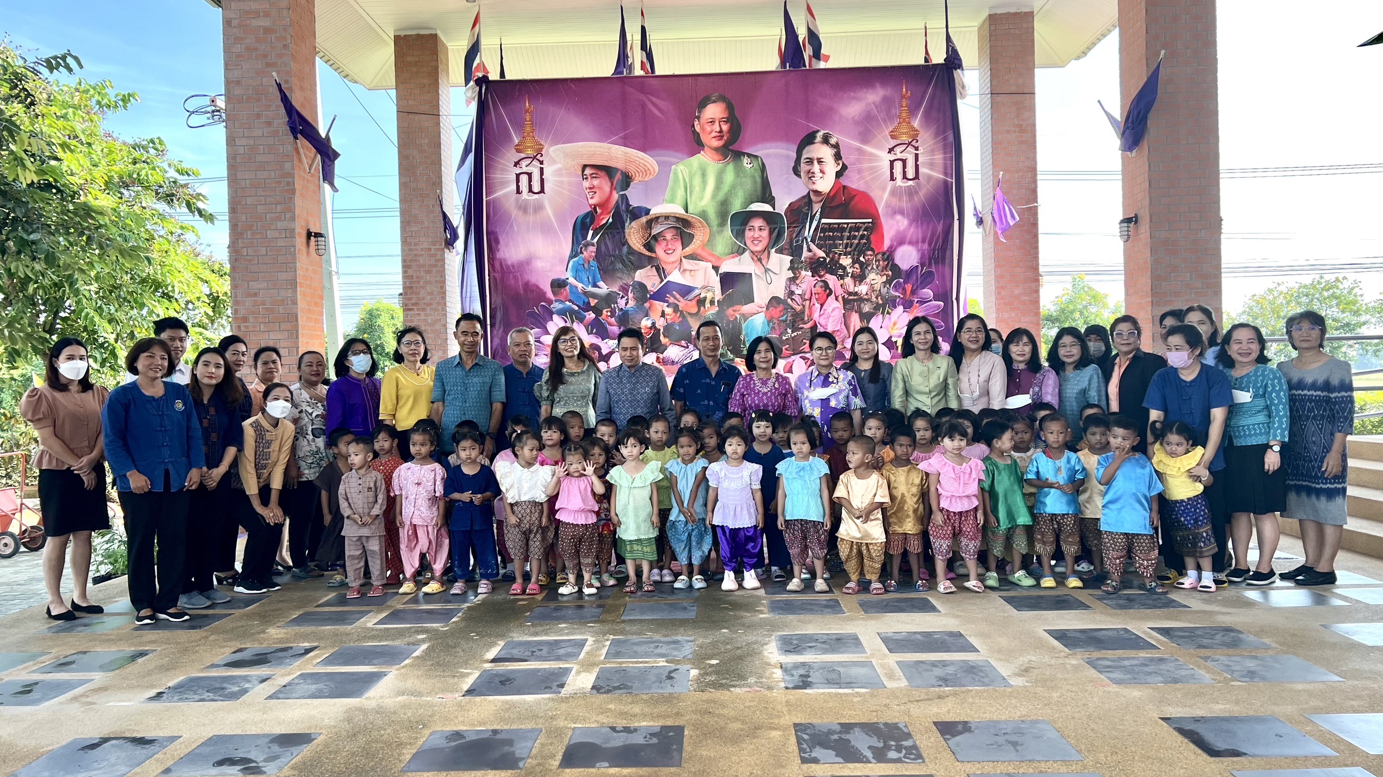 พัฒนาชุมชนอยุธยา จับมือศูนย์พัฒนาเด็กเล็กอบต.พระยาบันลือ “แต่งไทย ปลูกผัก ปลูกรัก กับ พช.”