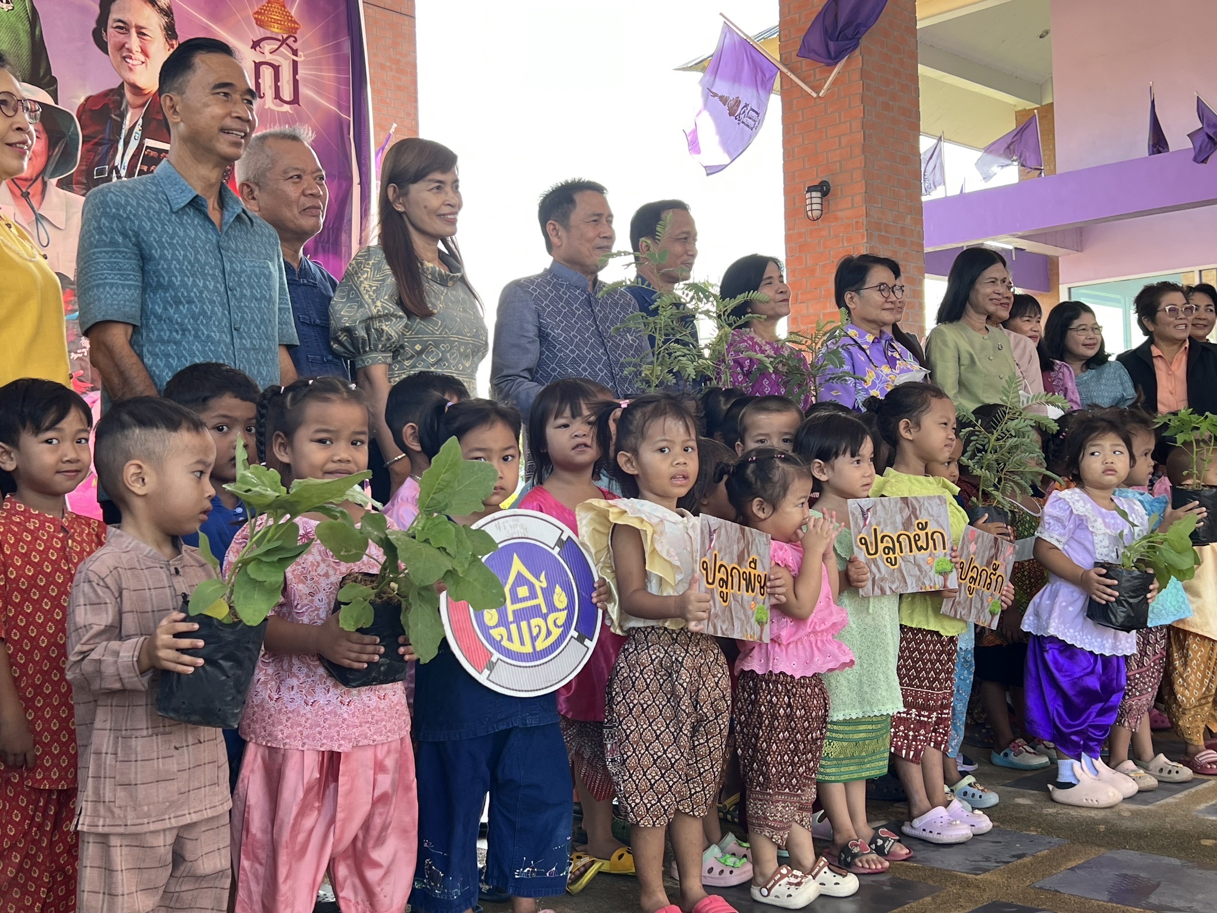 พัฒนาชุมชนอยุธยา จับมือศูนย์พัฒนาเด็กเล็กอบต.พระยาบันลือ “แต่งไทย ปลูกผัก ปลูกรัก กับ พช.”