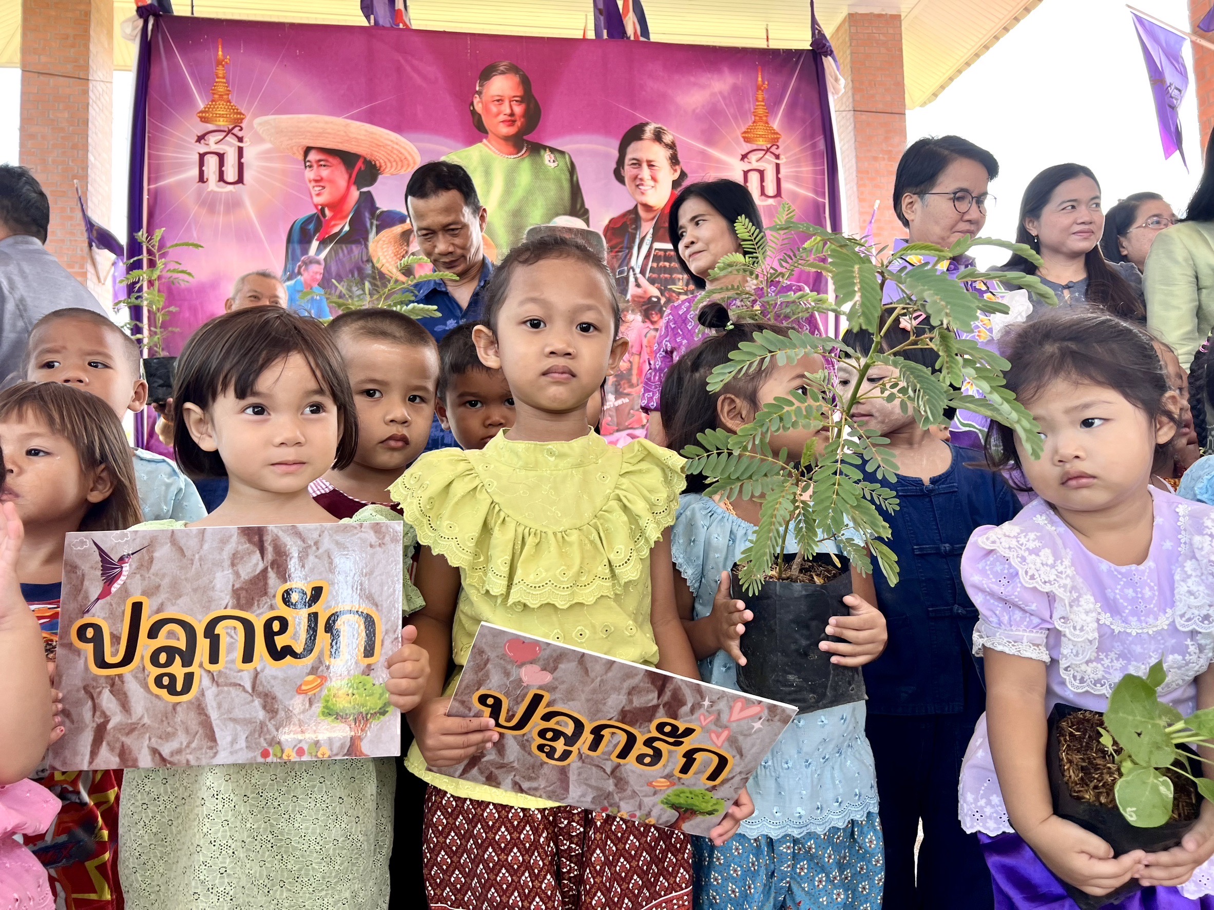 พัฒนาชุมชนอยุธยา จับมือศูนย์พัฒนาเด็กเล็กอบต.พระยาบันลือ “แต่งไทย ปลูกผัก ปลูกรัก กับ พช.”