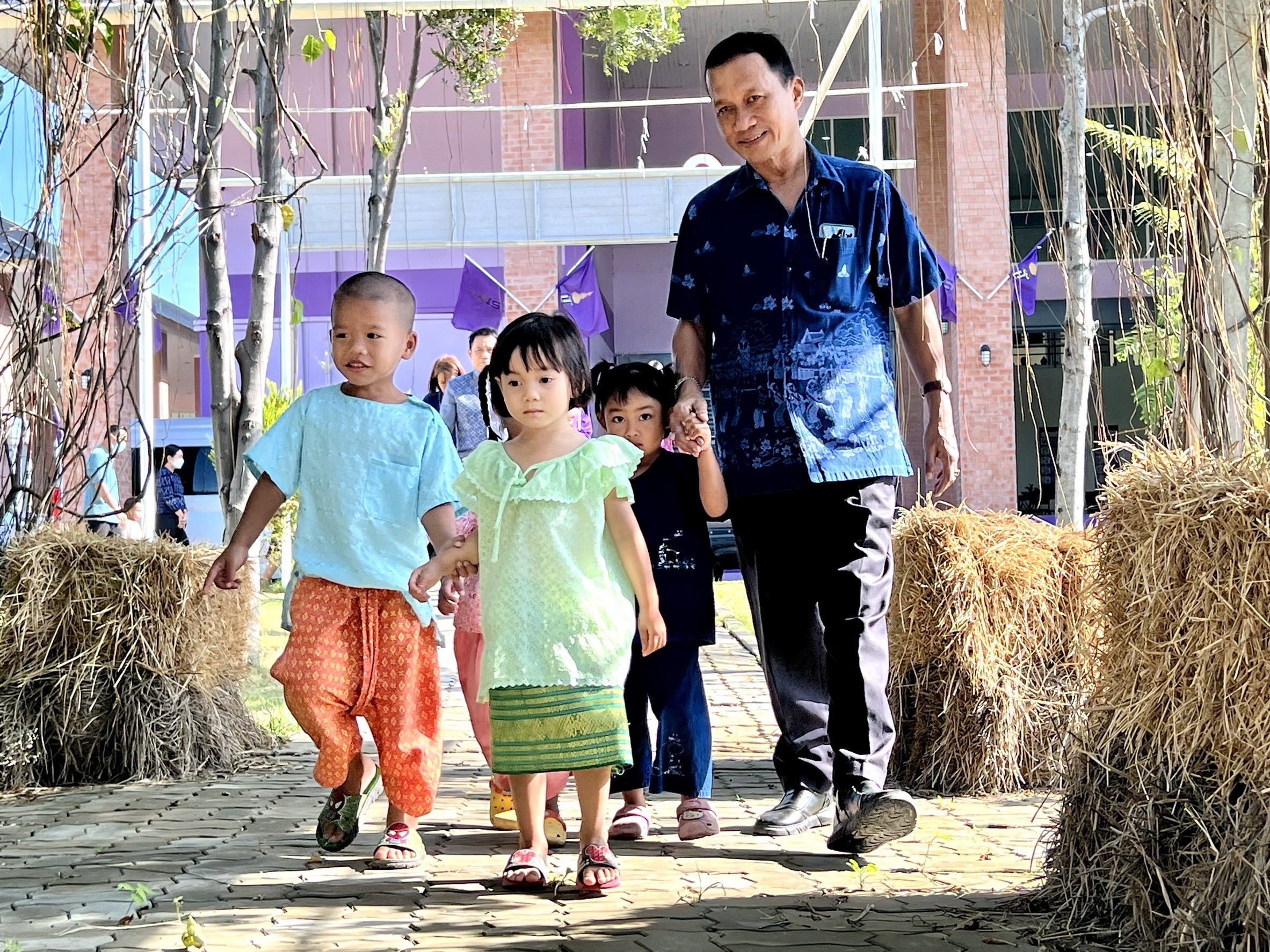 พัฒนาชุมชนอยุธยา จับมือศูนย์พัฒนาเด็กเล็กอบต.พระยาบันลือ “แต่งไทย ปลูกผัก ปลูกรัก กับ พช.”