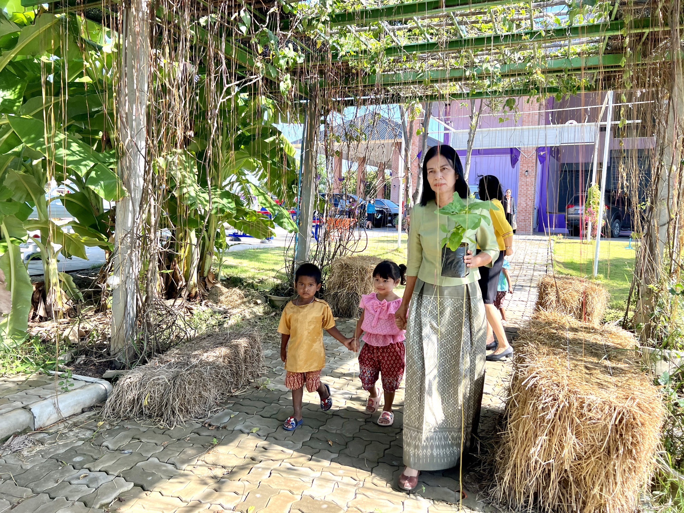 พัฒนาชุมชนอยุธยา จับมือศูนย์พัฒนาเด็กเล็กอบต.พระยาบันลือ “แต่งไทย ปลูกผัก ปลูกรัก กับ พช.”