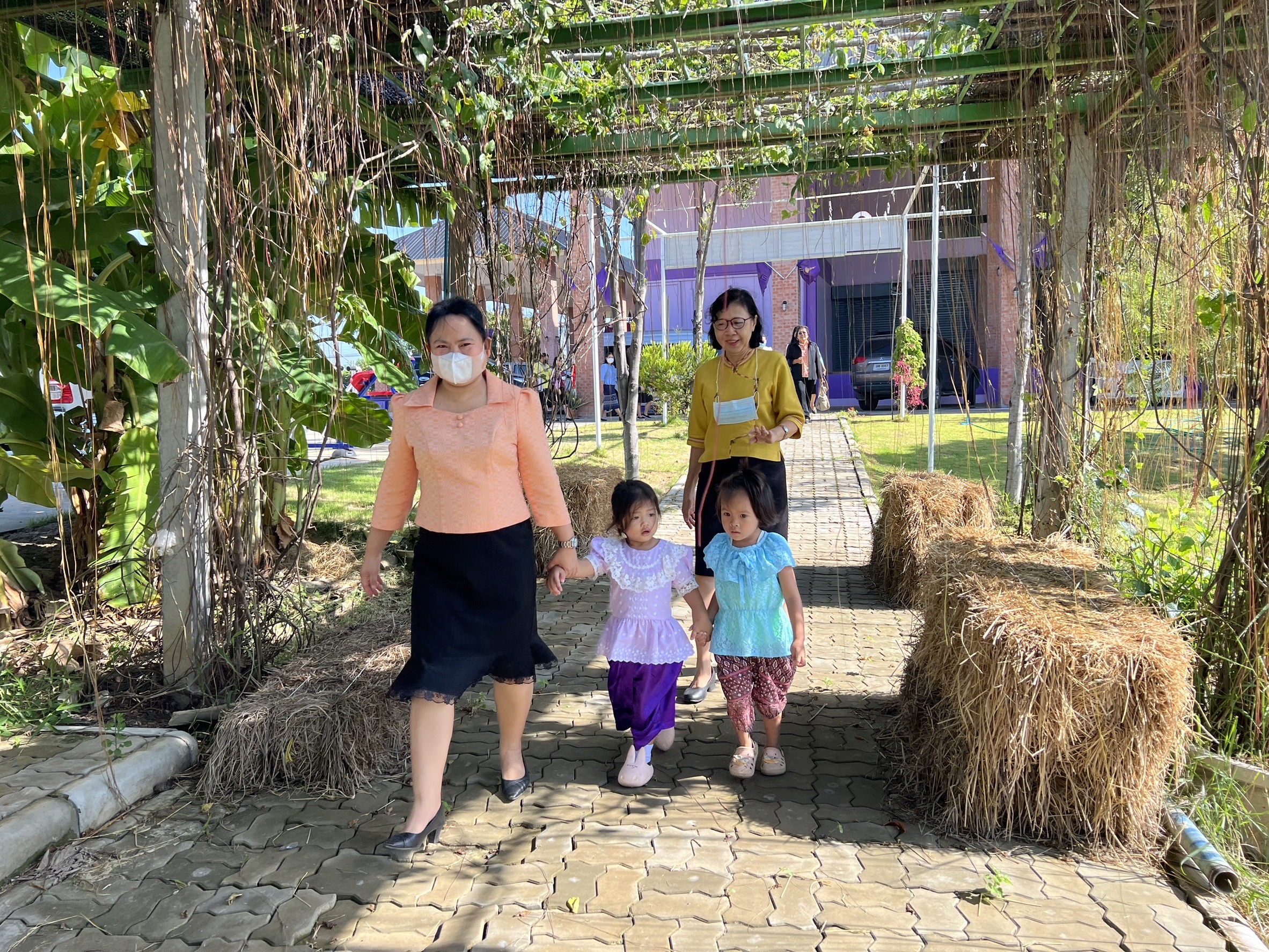 พัฒนาชุมชนอยุธยา จับมือศูนย์พัฒนาเด็กเล็กอบต.พระยาบันลือ “แต่งไทย ปลูกผัก ปลูกรัก กับ พช.”