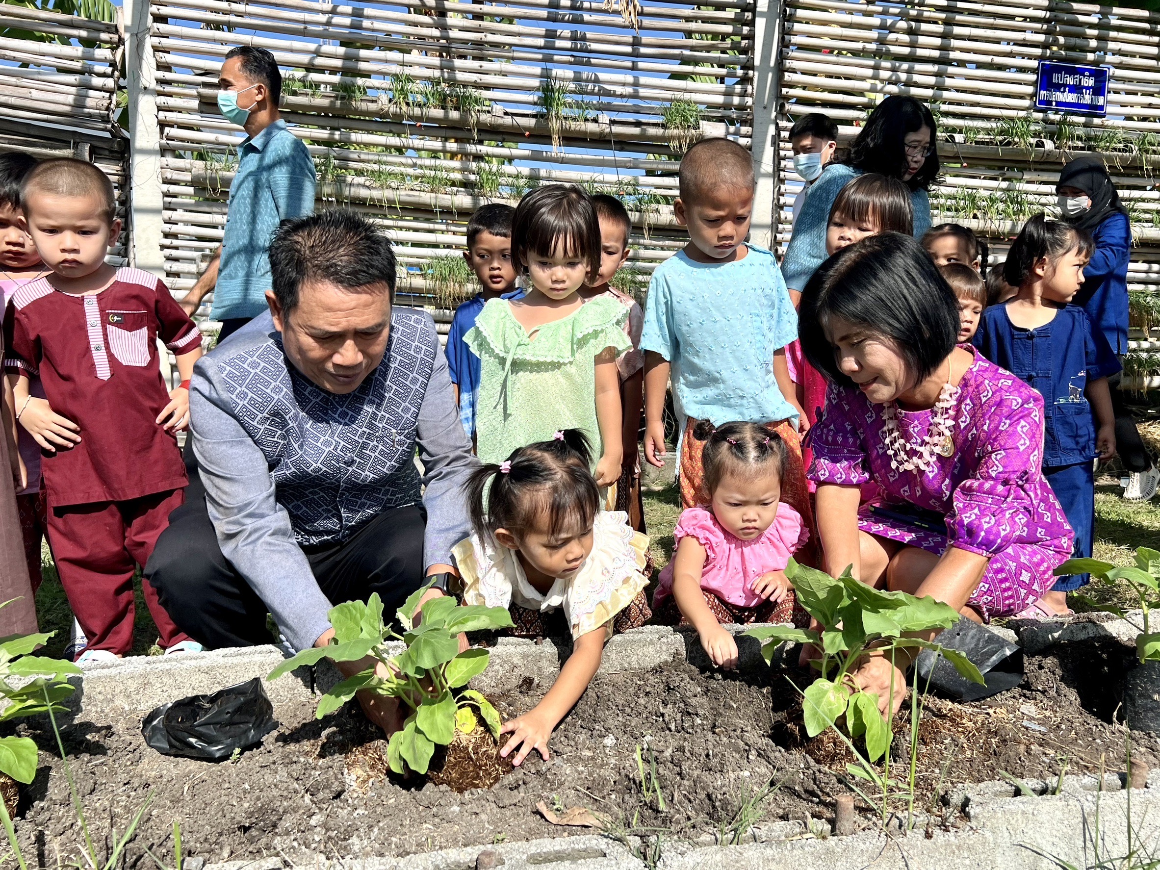 พัฒนาชุมชนอยุธยา จับมือศูนย์พัฒนาเด็กเล็กอบต.พระยาบันลือ “แต่งไทย ปลูกผัก ปลูกรัก กับ พช.”