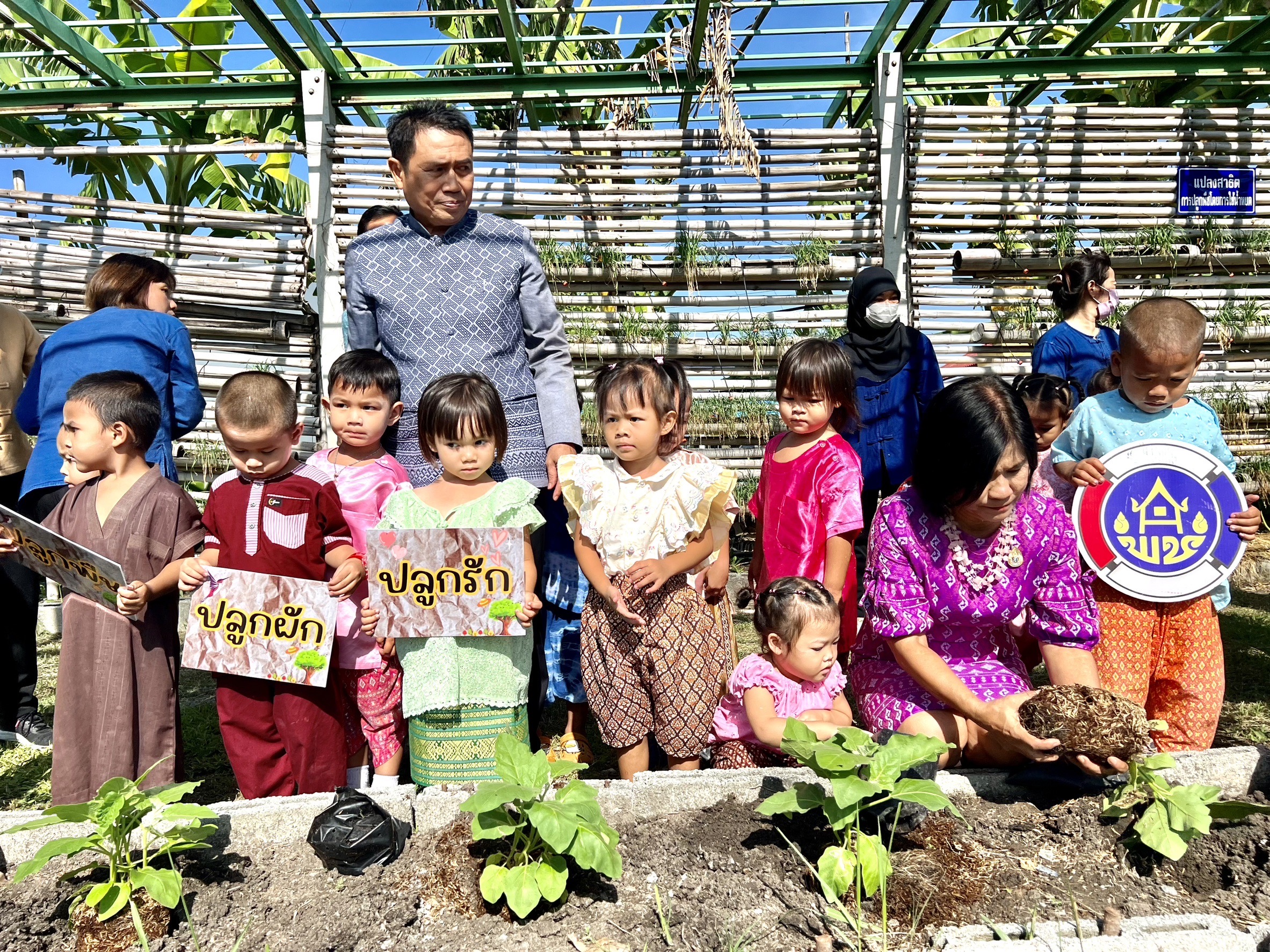 พัฒนาชุมชนอยุธยา จับมือศูนย์พัฒนาเด็กเล็กอบต.พระยาบันลือ “แต่งไทย ปลูกผัก ปลูกรัก กับ พช.”
