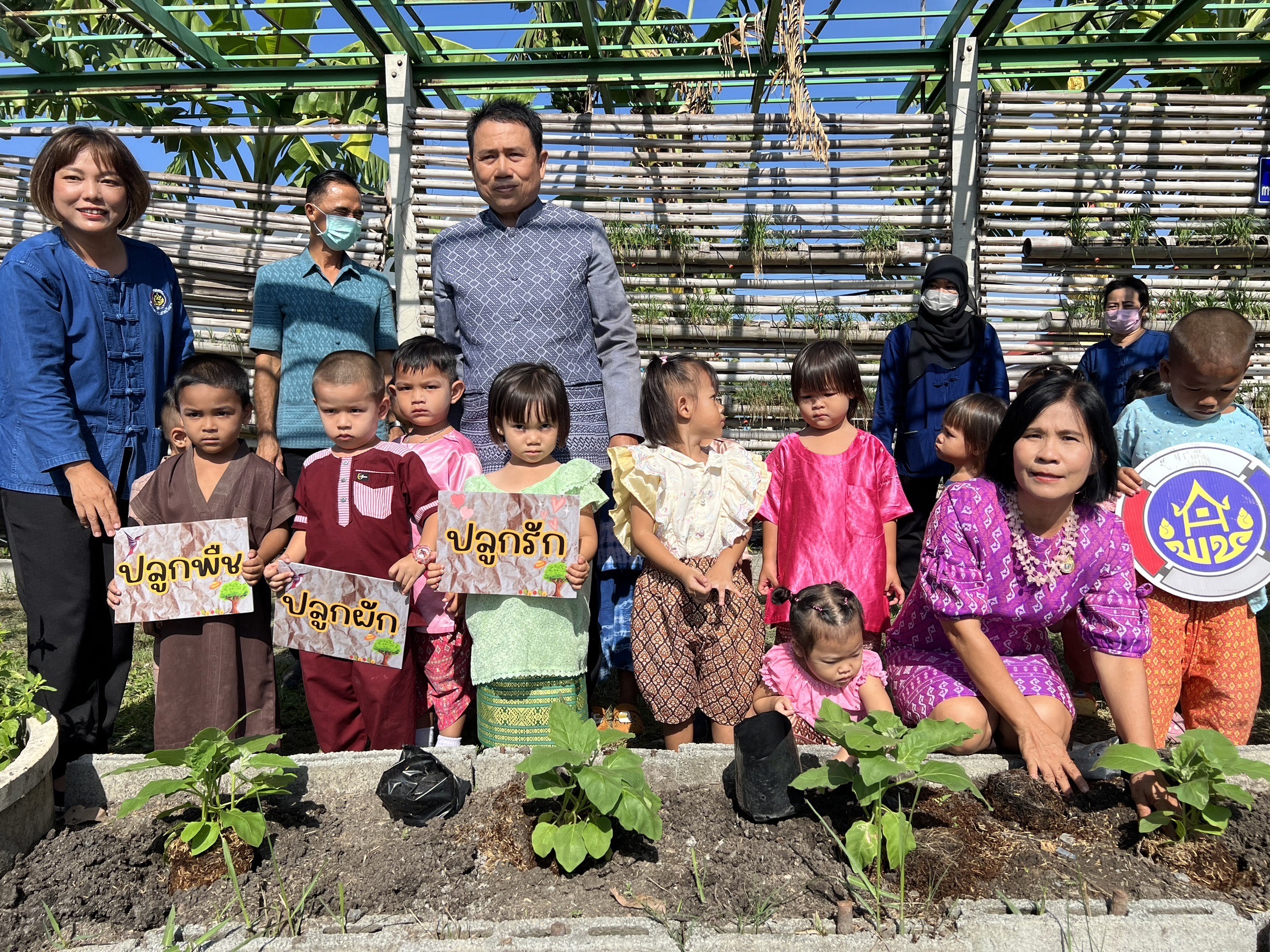 พัฒนาชุมชนอยุธยา จับมือศูนย์พัฒนาเด็กเล็กอบต.พระยาบันลือ “แต่งไทย ปลูกผัก ปลูกรัก กับ พช.”