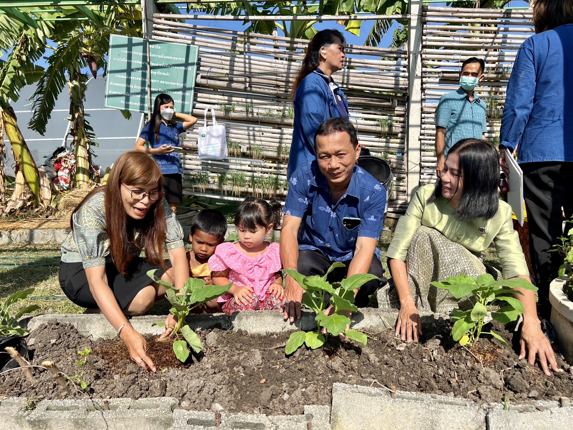 พัฒนาชุมชนอยุธยา จับมือศูนย์พัฒนาเด็กเล็กอบต.พระยาบันลือ “แต่งไทย ปลูกผัก ปลูกรัก กับ พช.”