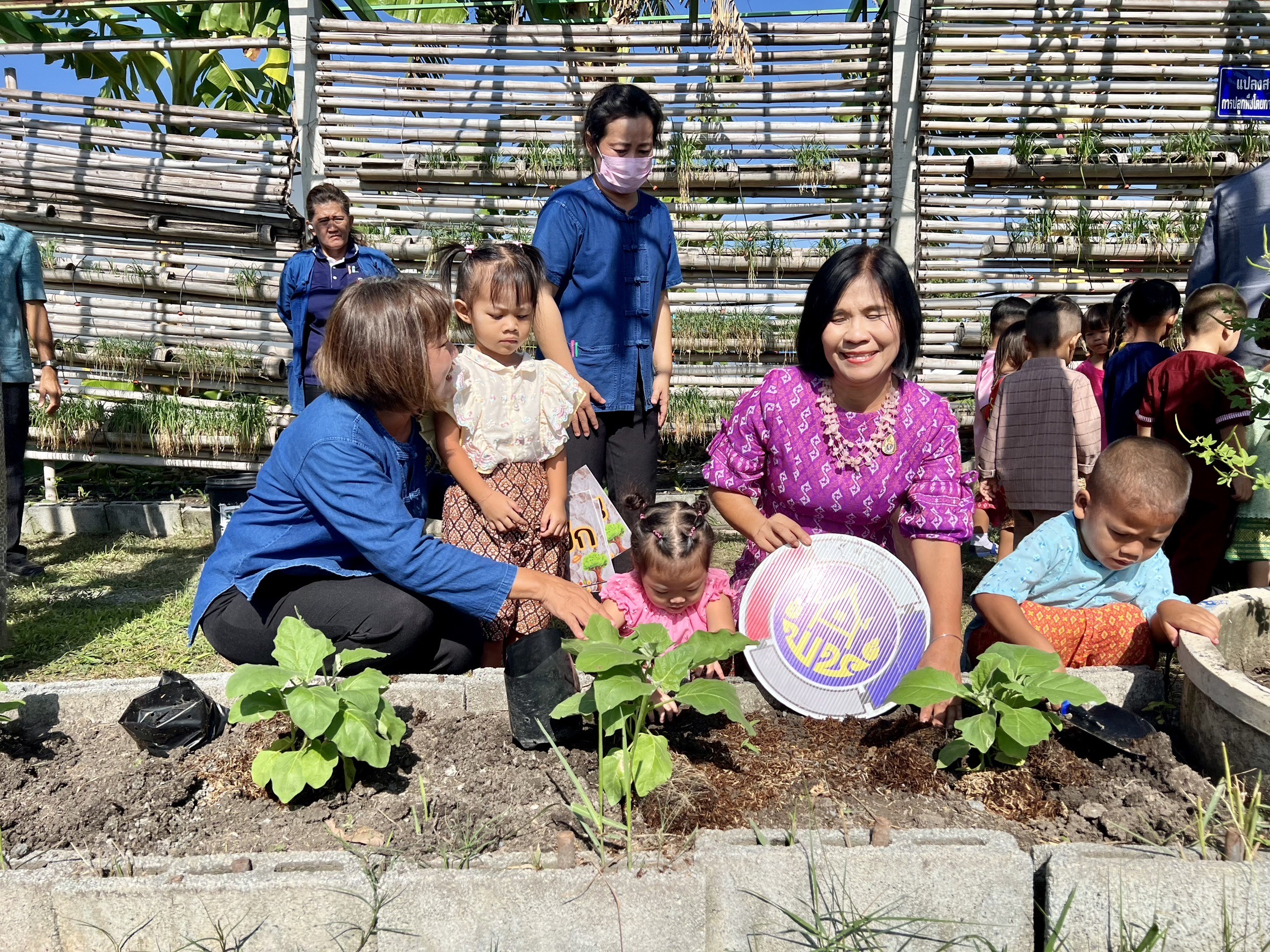 พัฒนาชุมชนอยุธยา จับมือศูนย์พัฒนาเด็กเล็กอบต.พระยาบันลือ “แต่งไทย ปลูกผัก ปลูกรัก กับ พช.”