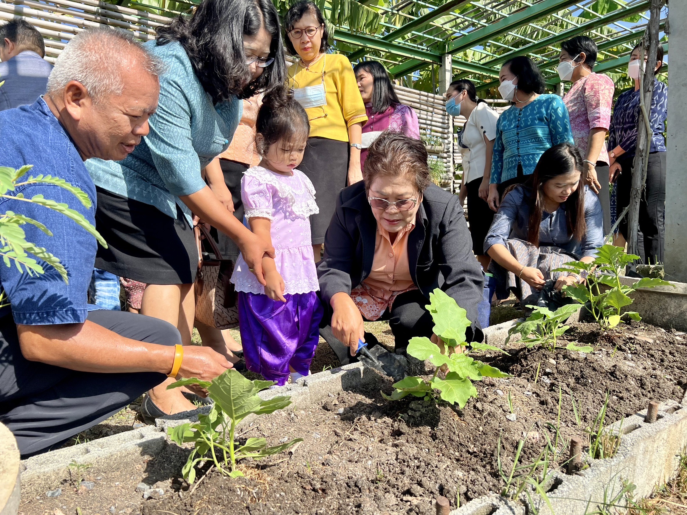 พัฒนาชุมชนอยุธยา จับมือศูนย์พัฒนาเด็กเล็กอบต.พระยาบันลือ “แต่งไทย ปลูกผัก ปลูกรัก กับ พช.”