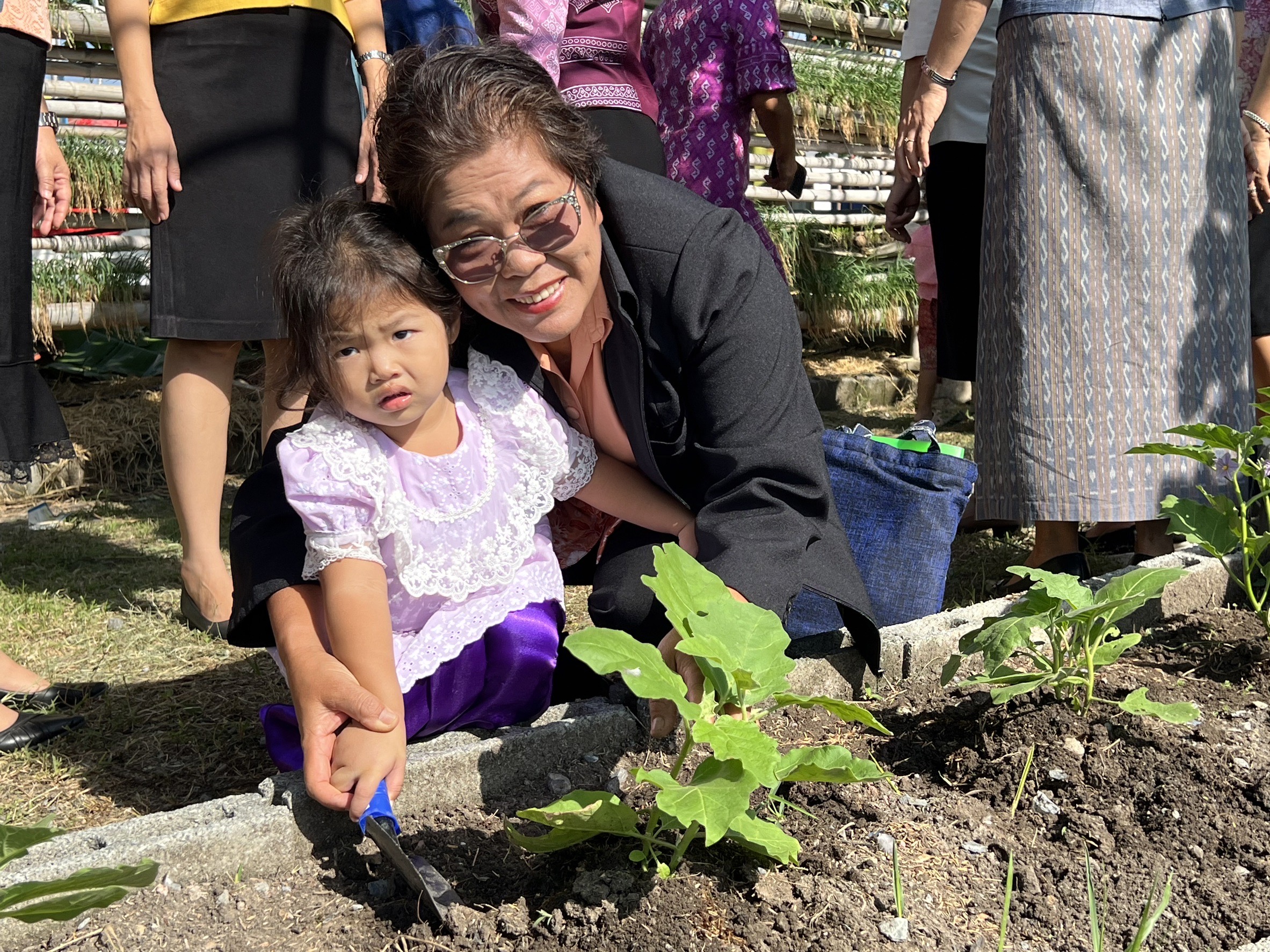 พัฒนาชุมชนอยุธยา จับมือศูนย์พัฒนาเด็กเล็กอบต.พระยาบันลือ “แต่งไทย ปลูกผัก ปลูกรัก กับ พช.”