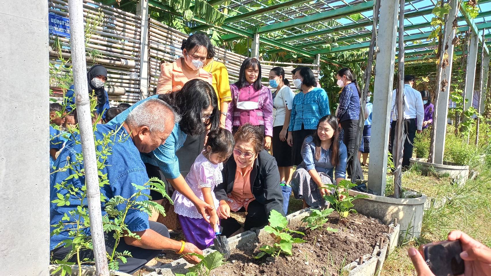 พัฒนาชุมชนอยุธยา จับมือศูนย์พัฒนาเด็กเล็กอบต.พระยาบันลือ “แต่งไทย ปลูกผัก ปลูกรัก กับ พช.”