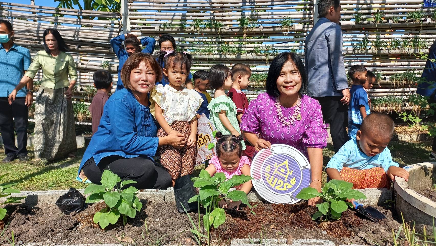 พัฒนาชุมชนอยุธยา จับมือศูนย์พัฒนาเด็กเล็กอบต.พระยาบันลือ “แต่งไทย ปลูกผัก ปลูกรัก กับ พช.”