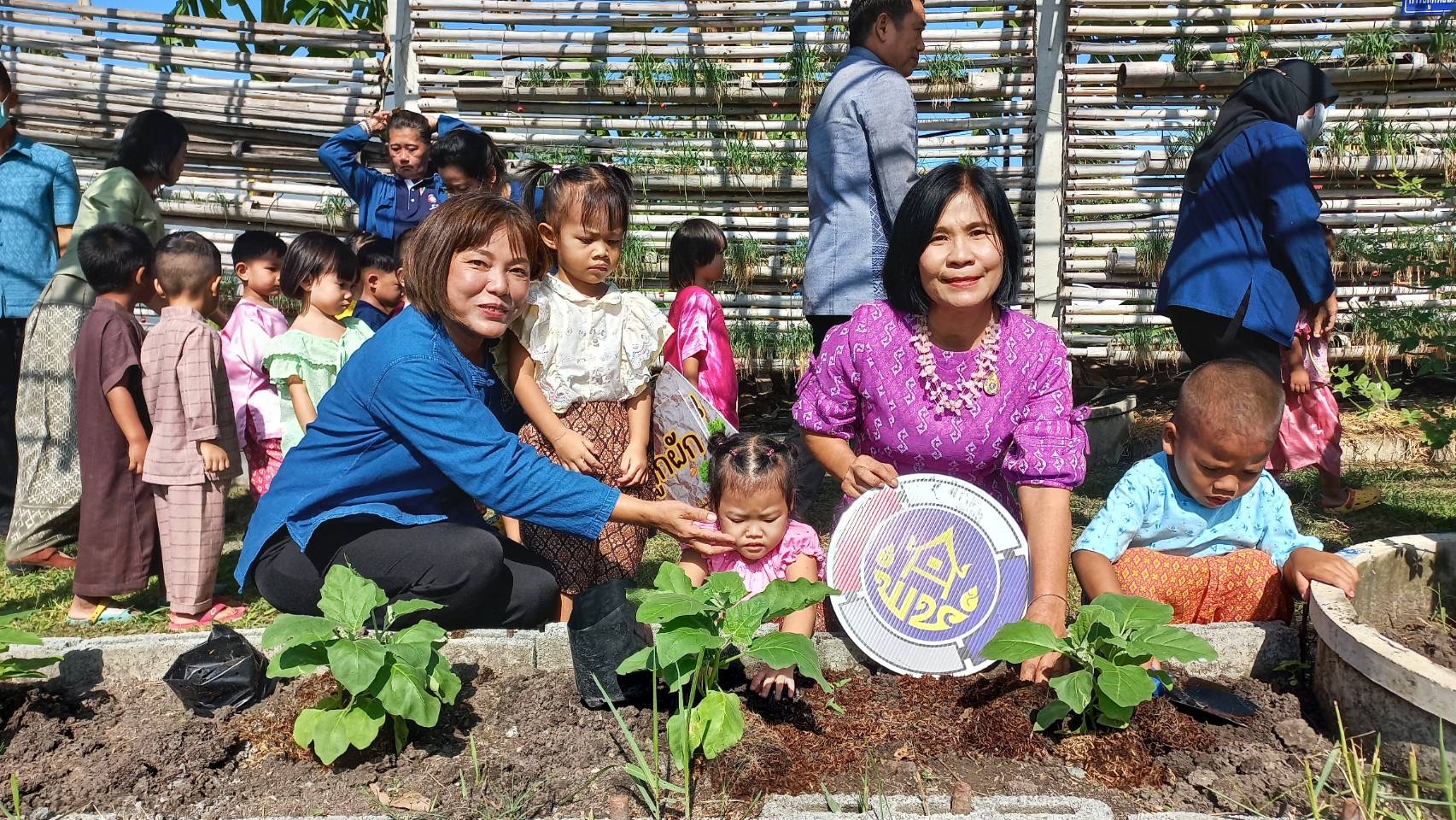 พัฒนาชุมชนอยุธยา จับมือศูนย์พัฒนาเด็กเล็กอบต.พระยาบันลือ “แต่งไทย ปลูกผัก ปลูกรัก กับ พช.”