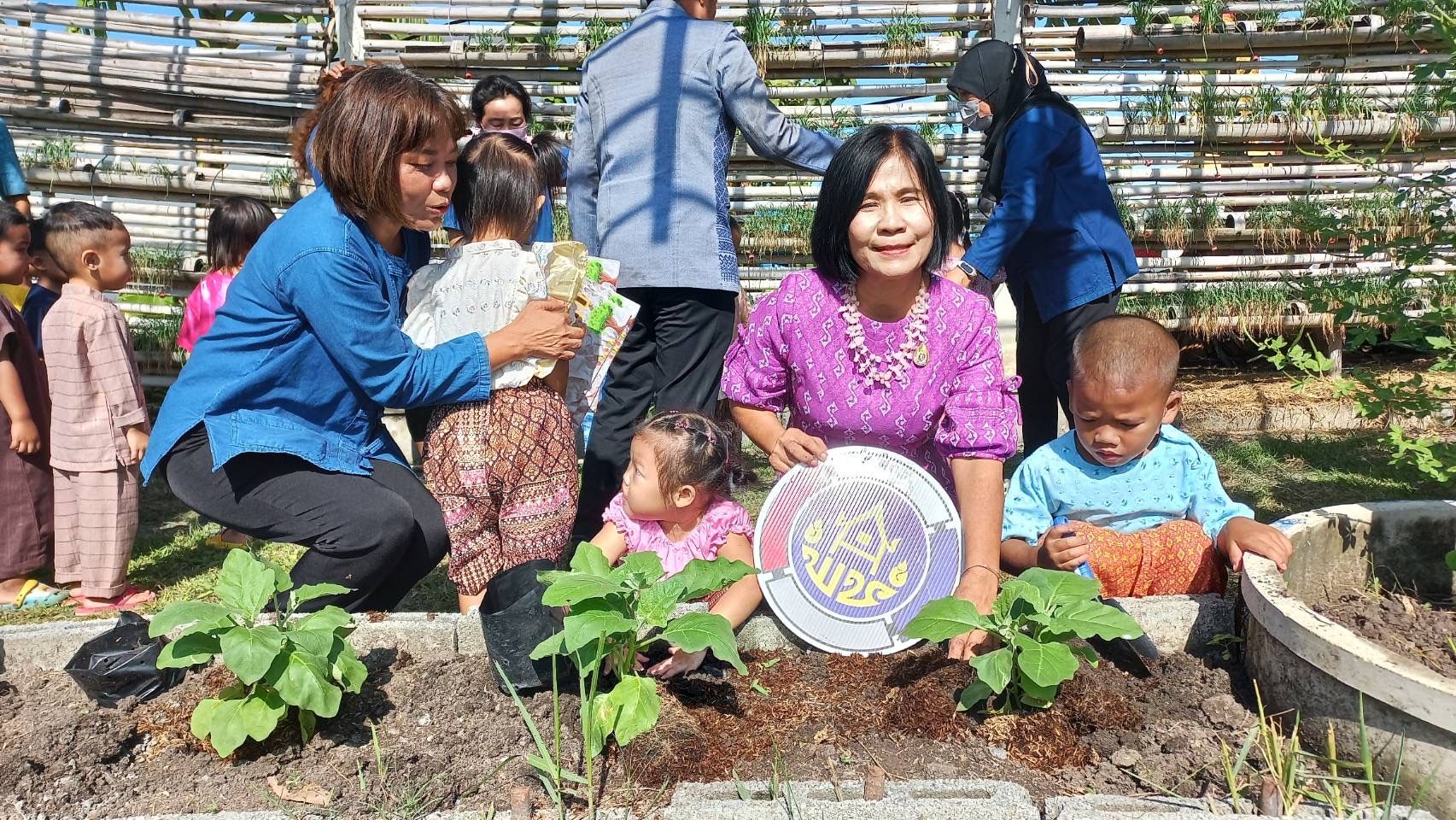 พัฒนาชุมชนอยุธยา จับมือศูนย์พัฒนาเด็กเล็กอบต.พระยาบันลือ “แต่งไทย ปลูกผัก ปลูกรัก กับ พช.”