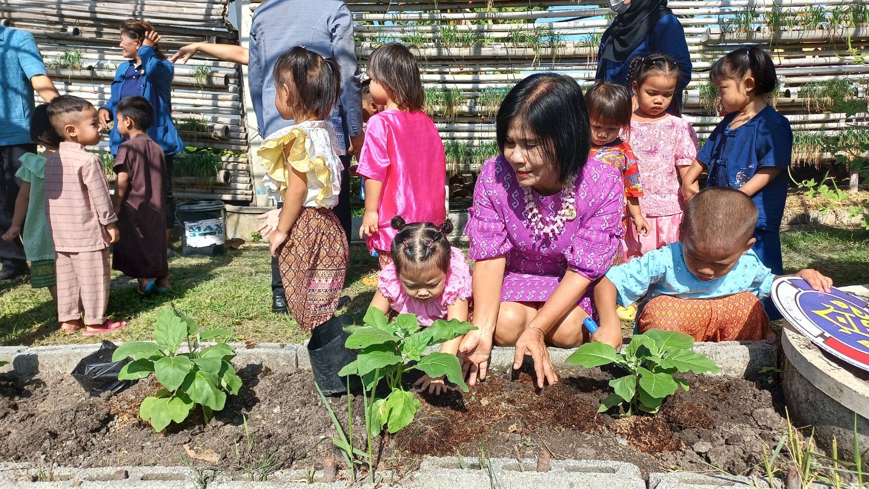 พัฒนาชุมชนอยุธยา จับมือศูนย์พัฒนาเด็กเล็กอบต.พระยาบันลือ “แต่งไทย ปลูกผัก ปลูกรัก กับ พช.”