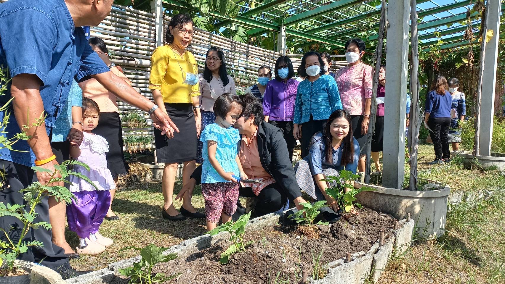 พัฒนาชุมชนอยุธยา จับมือศูนย์พัฒนาเด็กเล็กอบต.พระยาบันลือ “แต่งไทย ปลูกผัก ปลูกรัก กับ พช.”