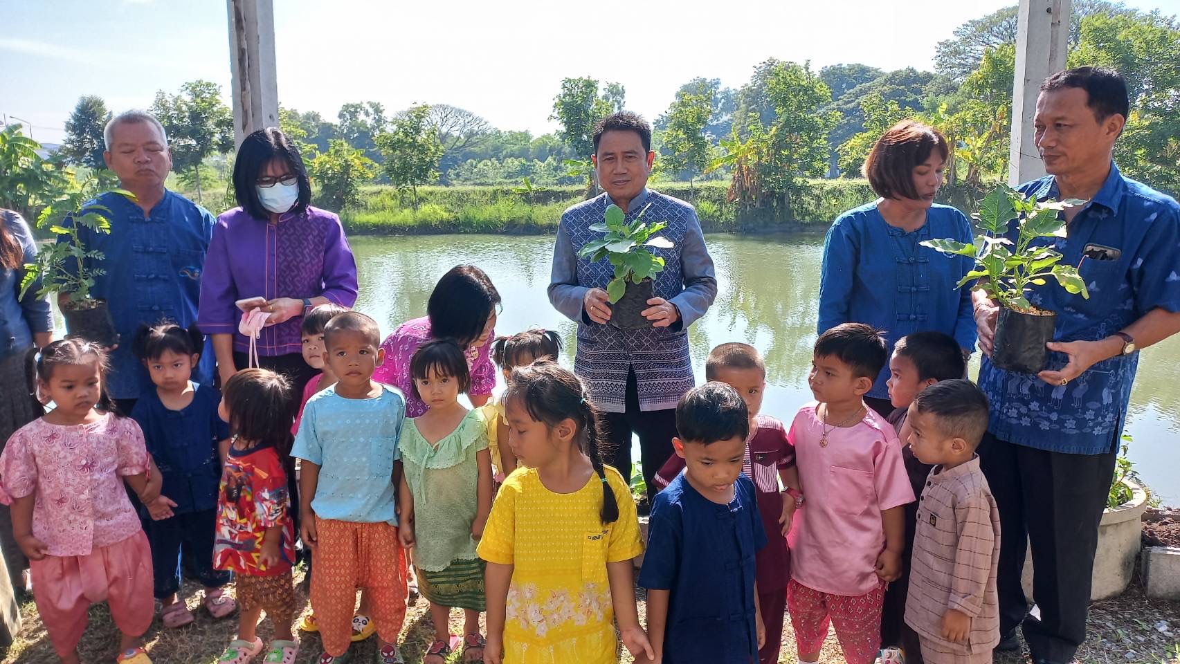 พัฒนาชุมชนอยุธยา จับมือศูนย์พัฒนาเด็กเล็กอบต.พระยาบันลือ “แต่งไทย ปลูกผัก ปลูกรัก กับ พช.”