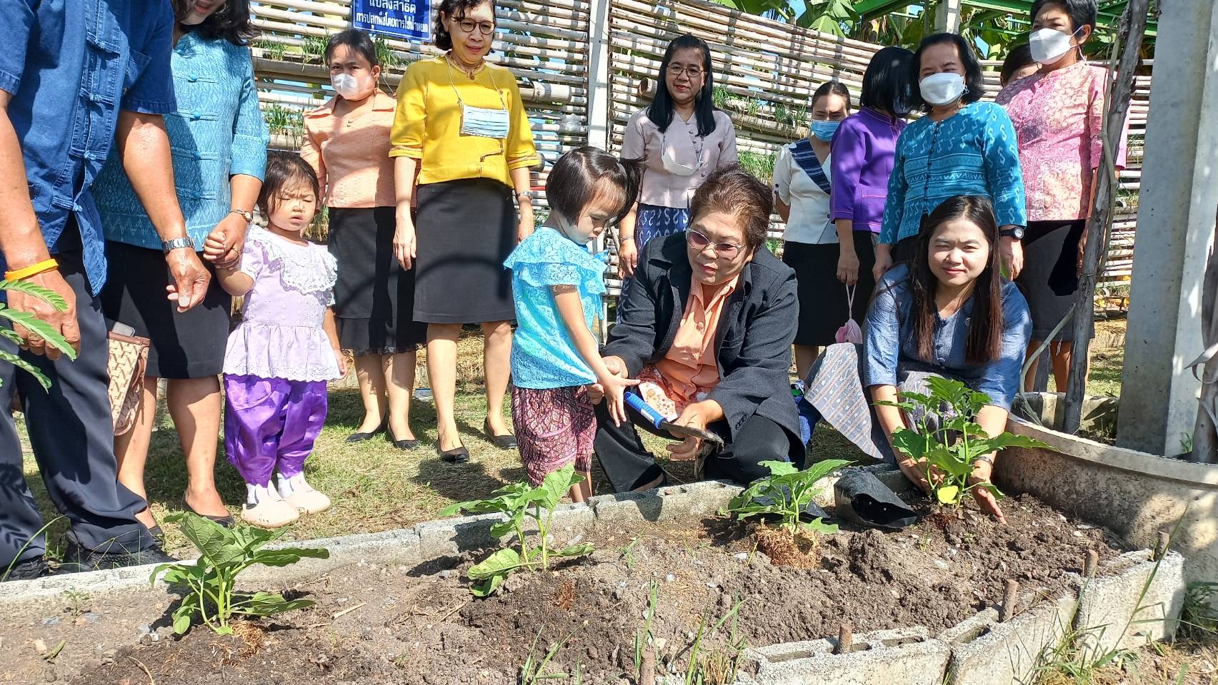 พัฒนาชุมชนอยุธยา จับมือศูนย์พัฒนาเด็กเล็กอบต.พระยาบันลือ “แต่งไทย ปลูกผัก ปลูกรัก กับ พช.”