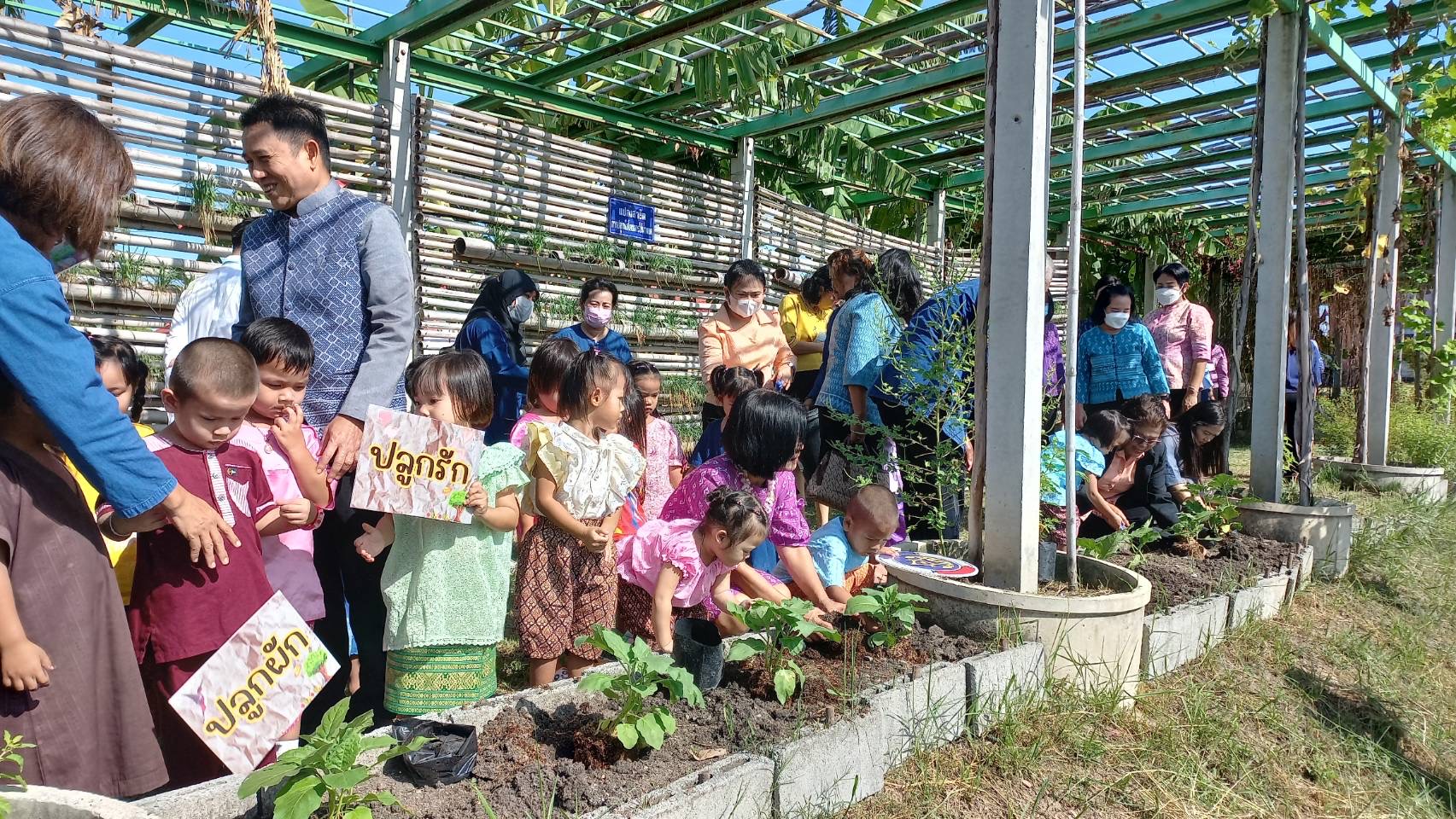 พัฒนาชุมชนอยุธยา จับมือศูนย์พัฒนาเด็กเล็กอบต.พระยาบันลือ “แต่งไทย ปลูกผัก ปลูกรัก กับ พช.”