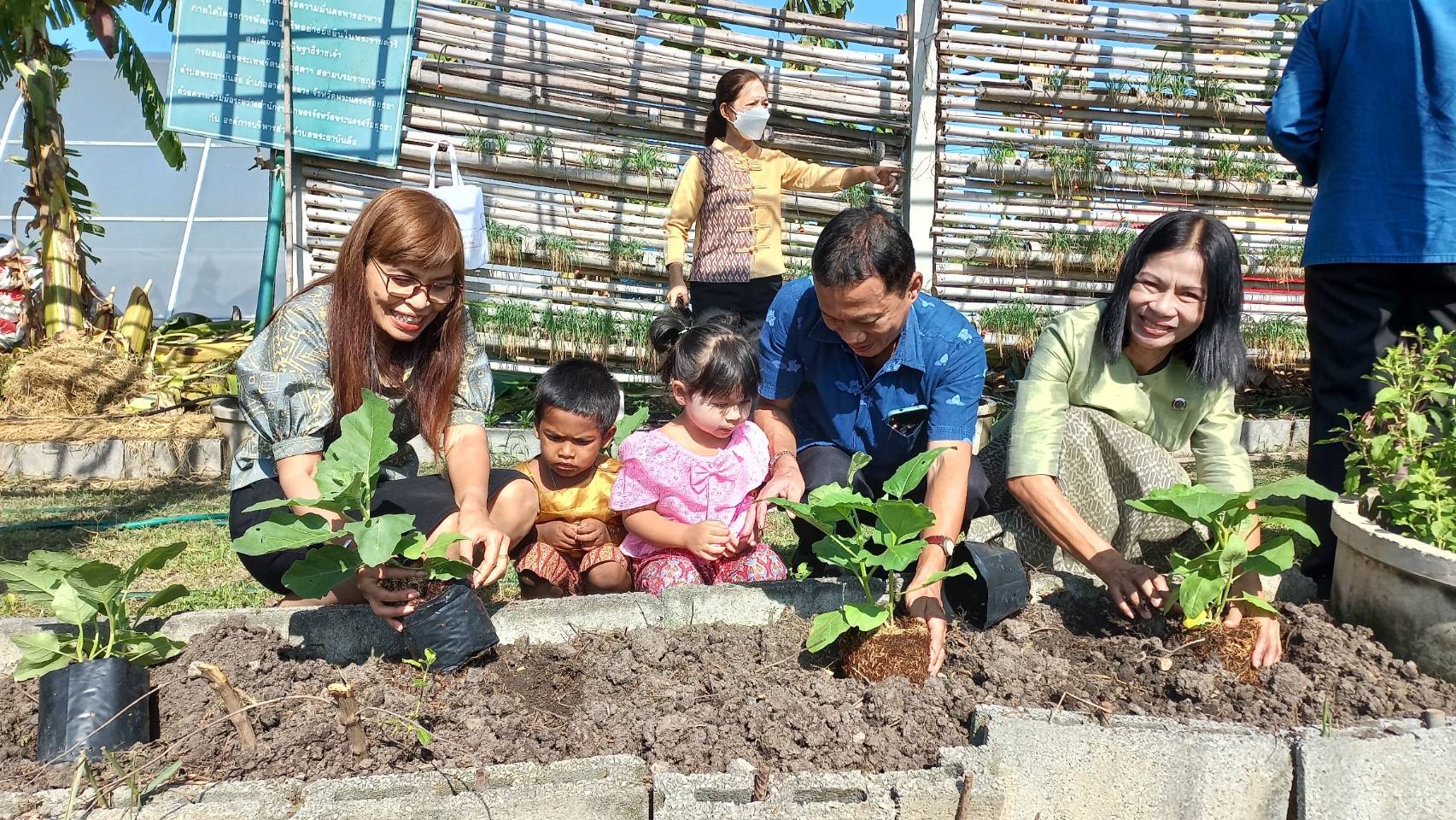 พัฒนาชุมชนอยุธยา จับมือศูนย์พัฒนาเด็กเล็กอบต.พระยาบันลือ “แต่งไทย ปลูกผัก ปลูกรัก กับ พช.”
