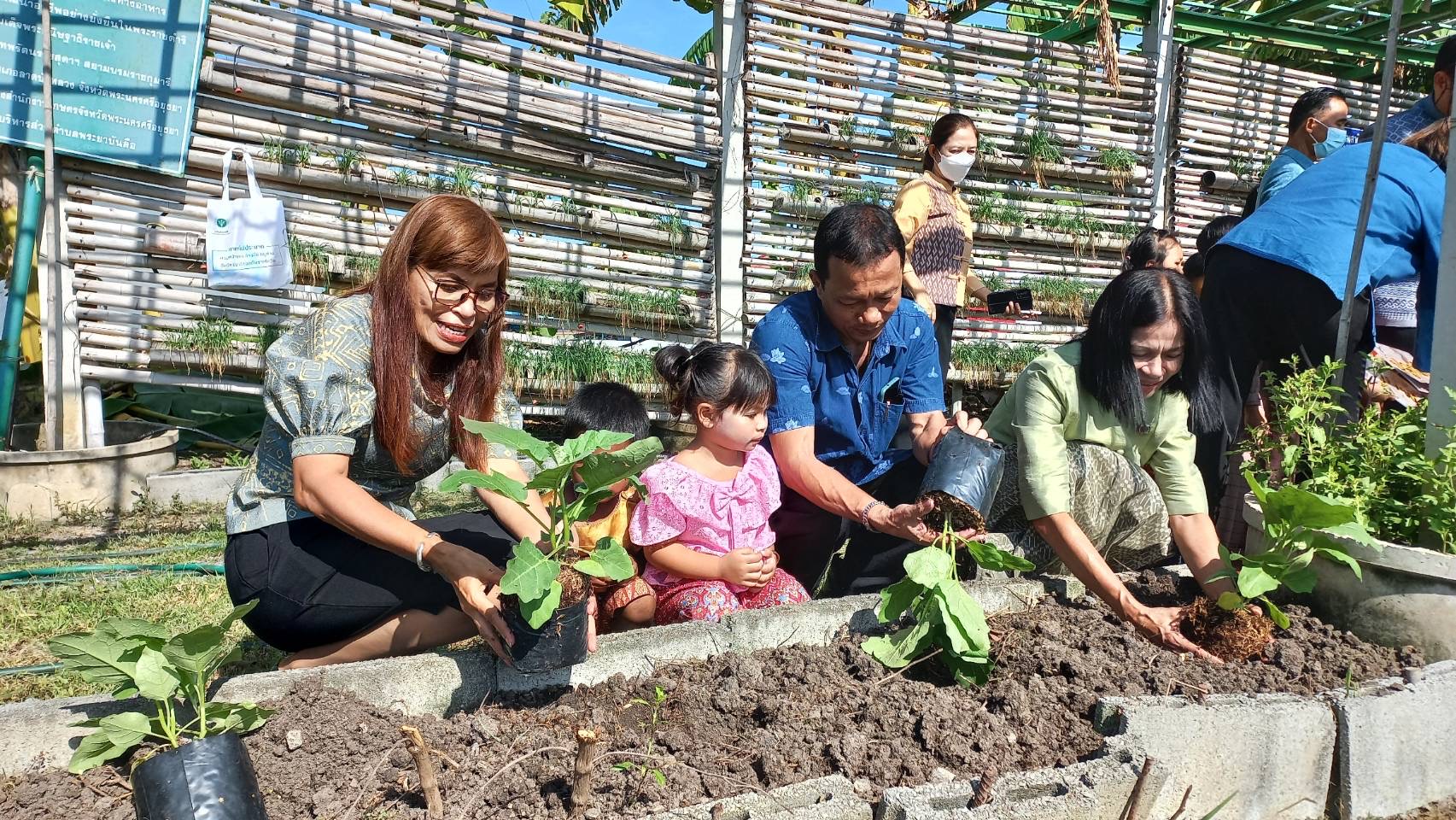 พัฒนาชุมชนอยุธยา จับมือศูนย์พัฒนาเด็กเล็กอบต.พระยาบันลือ “แต่งไทย ปลูกผัก ปลูกรัก กับ พช.”