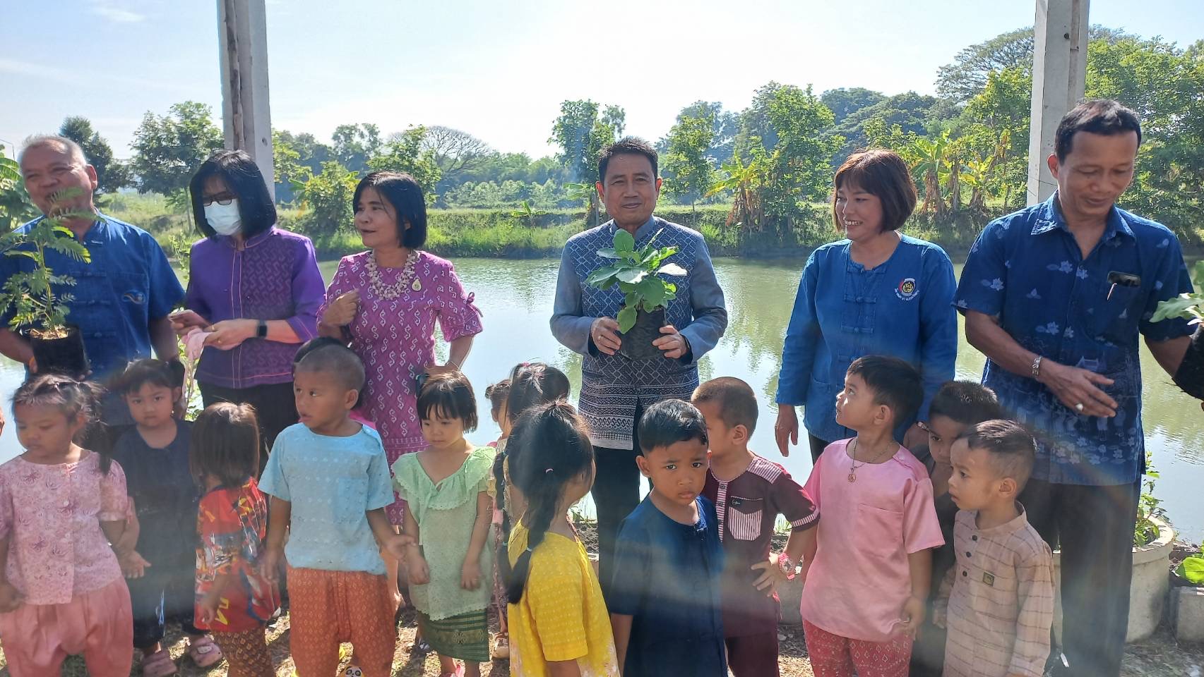 พัฒนาชุมชนอยุธยา จับมือศูนย์พัฒนาเด็กเล็กอบต.พระยาบันลือ “แต่งไทย ปลูกผัก ปลูกรัก กับ พช.”