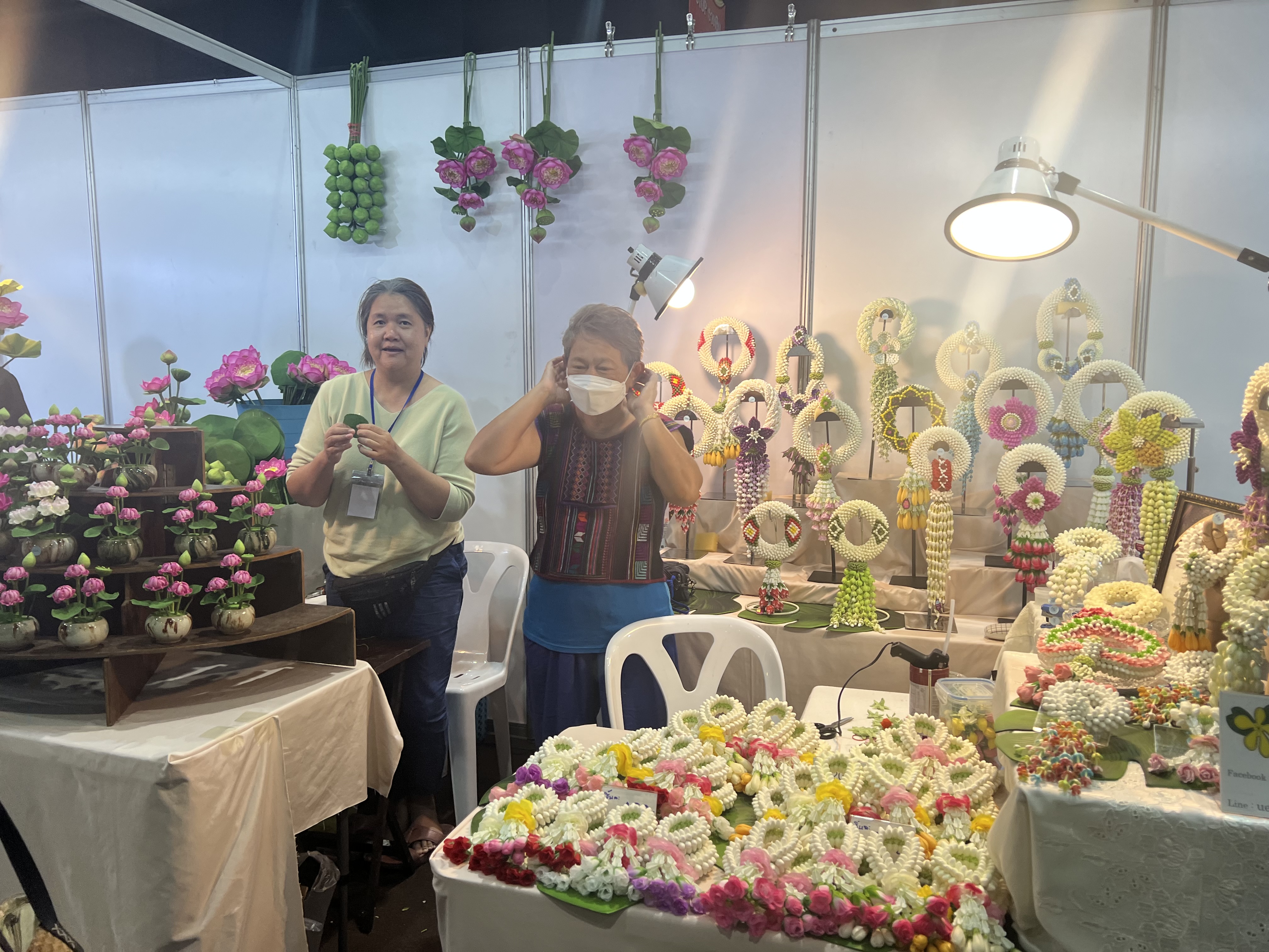 พช.อยุธยา ร่วมจัดหน่ายผลิตภัณฑ์OTOP งานศิลปาชีพ ประทีปไทย OTOP หลอมดวงใจ ด้วยพระบารมี “ผ้าทอไทย สายใยแห่งพระเมตตา สร้างอาชีพปวงประชา อย่างยั่งยืน”