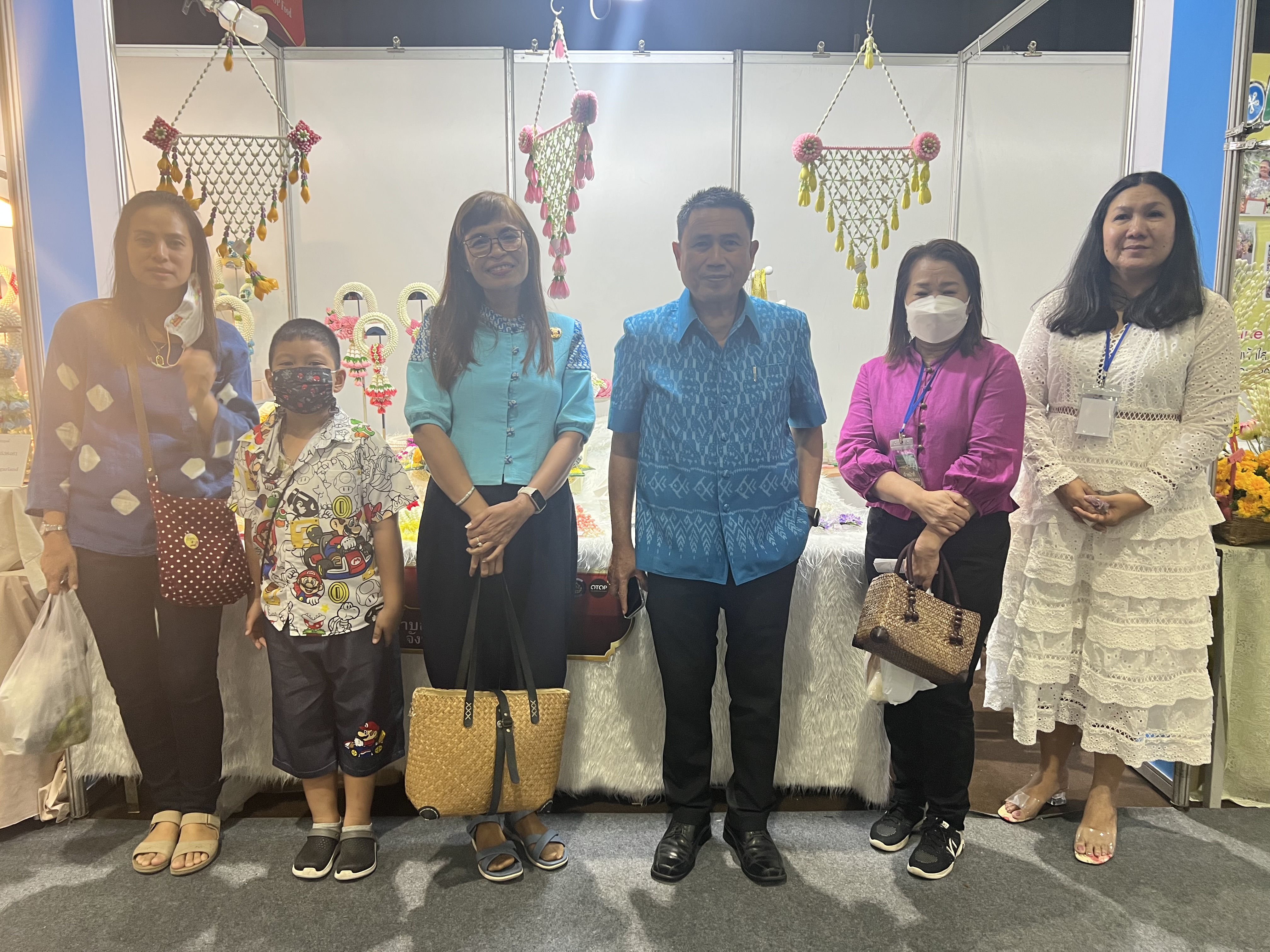 พช.อยุธยา ร่วมจัดหน่ายผลิตภัณฑ์OTOP งานศิลปาชีพ ประทีปไทย OTOP หลอมดวงใจ ด้วยพระบารมี “ผ้าทอไทย สายใยแห่งพระเมตตา สร้างอาชีพปวงประชา อย่างยั่งยืน”