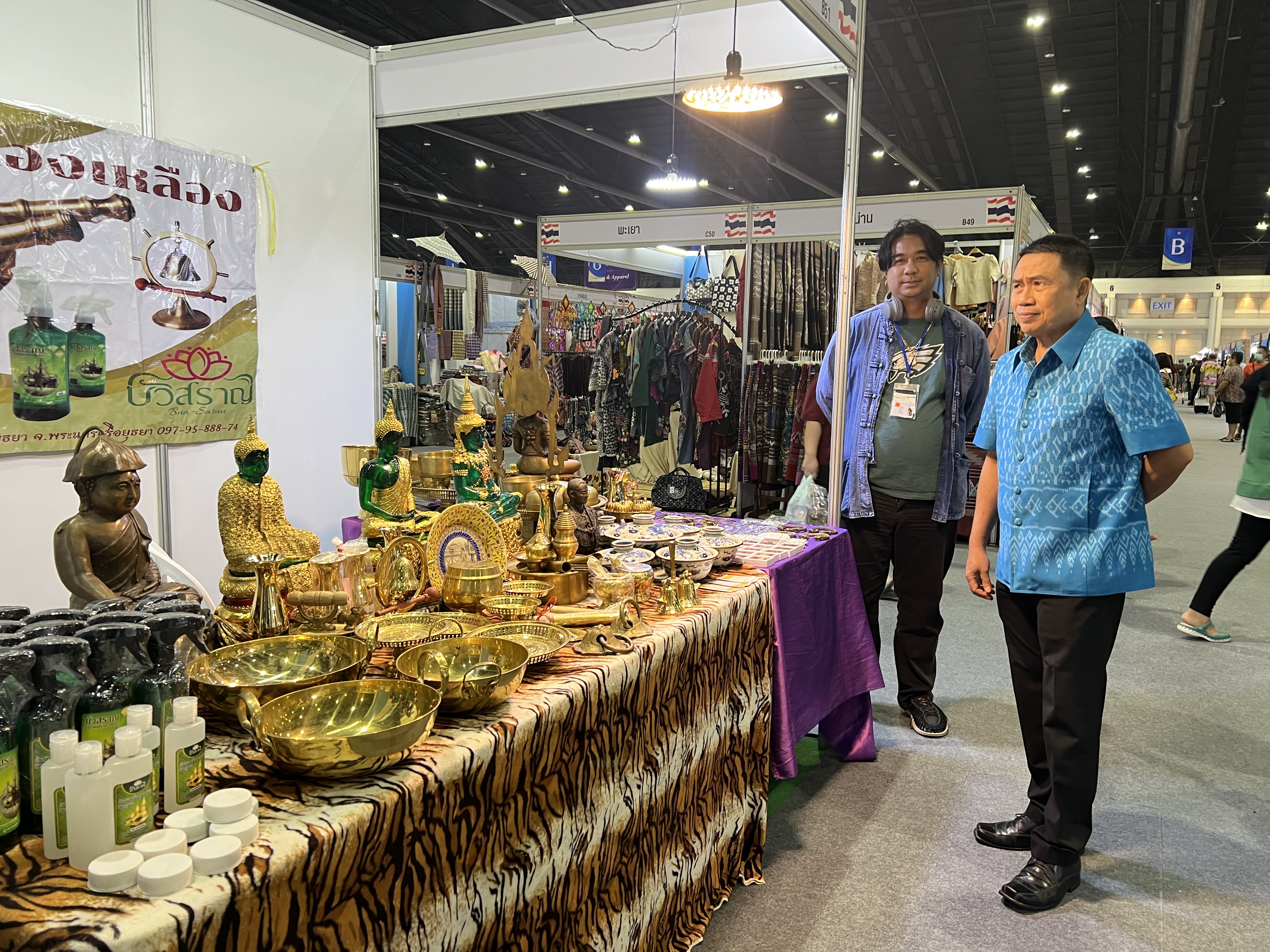 พช.อยุธยา ร่วมจัดหน่ายผลิตภัณฑ์OTOP งานศิลปาชีพ ประทีปไทย OTOP หลอมดวงใจ ด้วยพระบารมี “ผ้าทอไทย สายใยแห่งพระเมตตา สร้างอาชีพปวงประชา อย่างยั่งยืน”