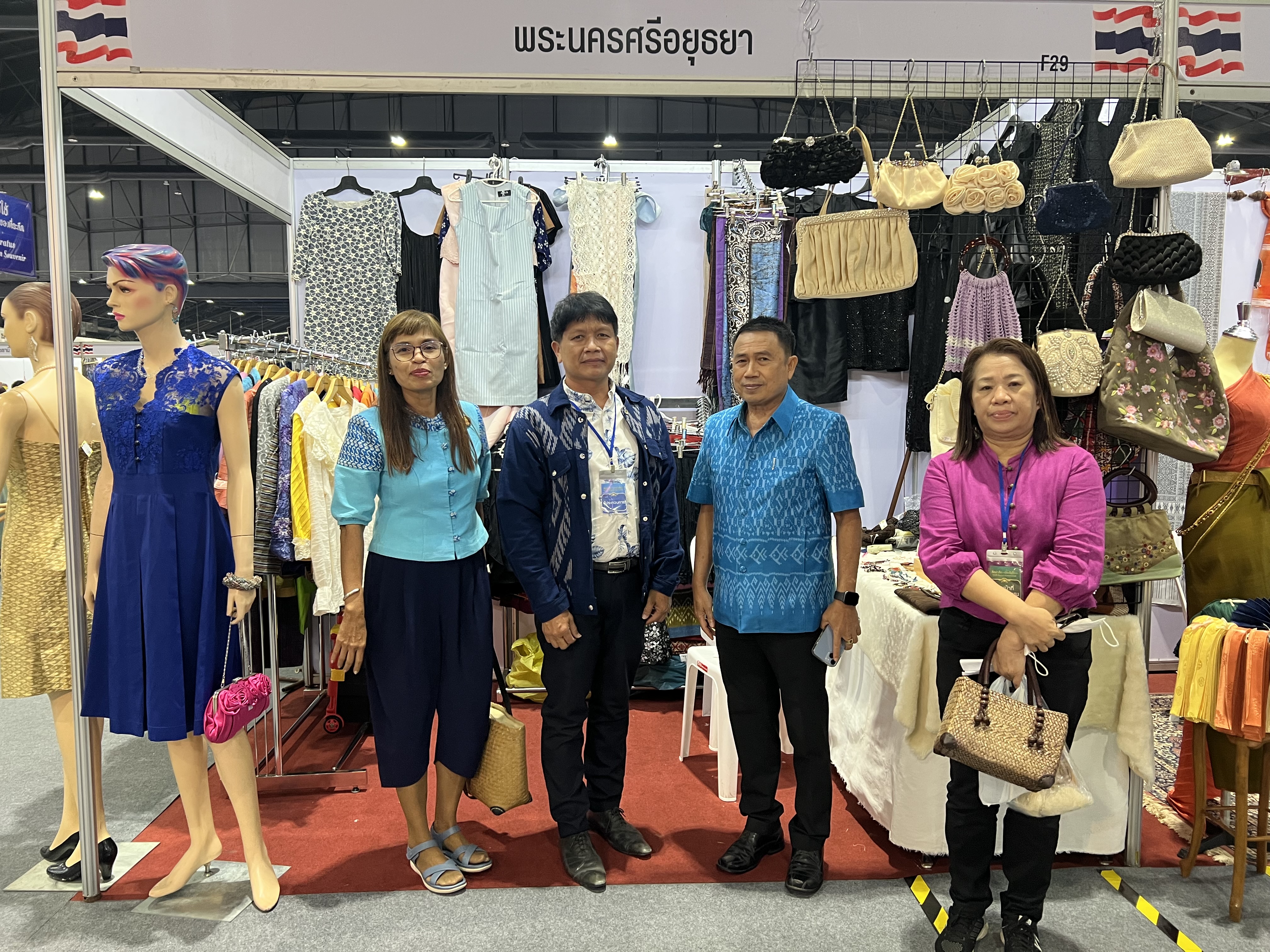 พช.อยุธยา ร่วมจัดหน่ายผลิตภัณฑ์OTOP งานศิลปาชีพ ประทีปไทย OTOP หลอมดวงใจ ด้วยพระบารมี “ผ้าทอไทย สายใยแห่งพระเมตตา สร้างอาชีพปวงประชา อย่างยั่งยืน”