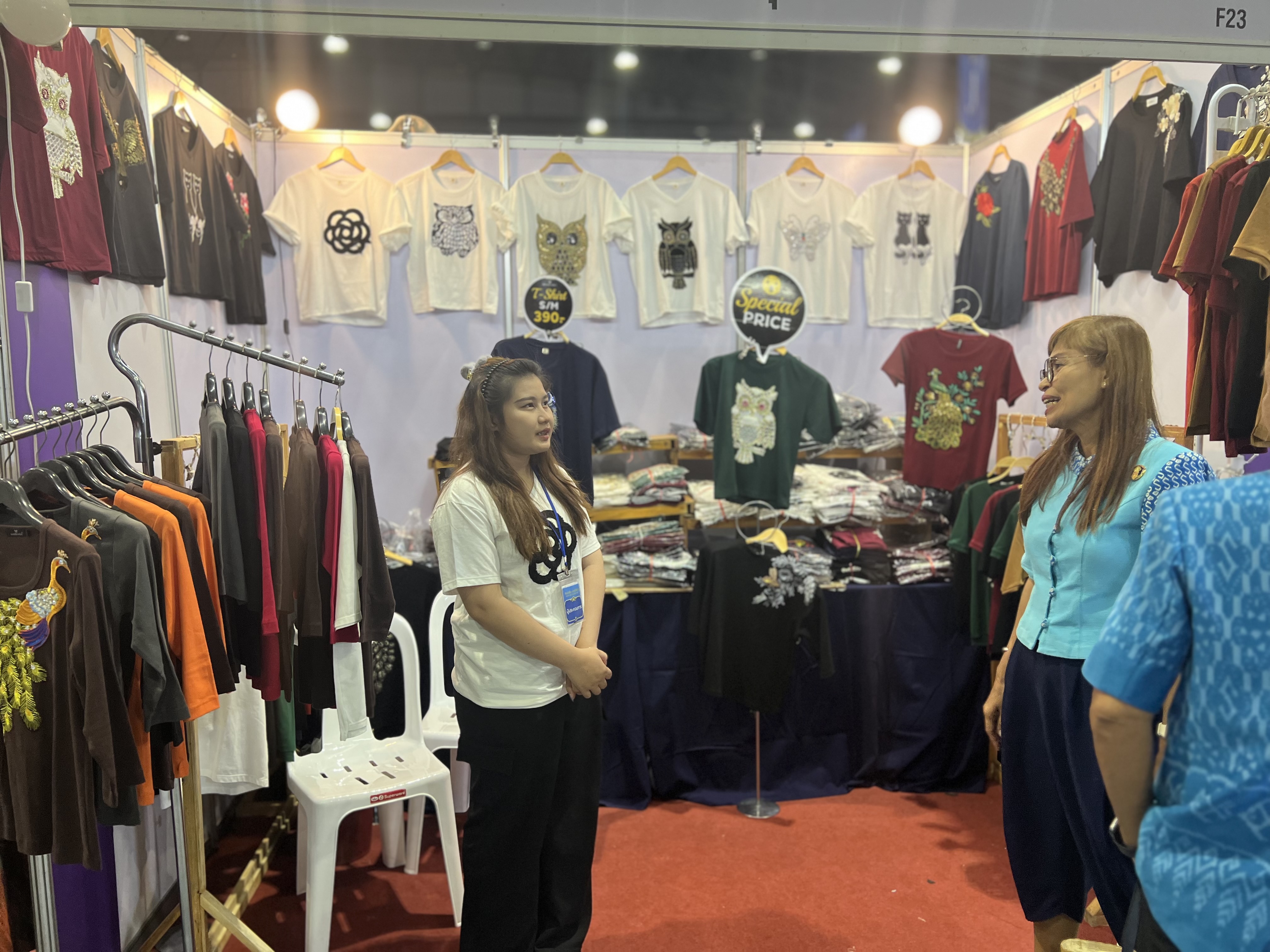 พช.อยุธยา ร่วมจัดหน่ายผลิตภัณฑ์OTOP งานศิลปาชีพ ประทีปไทย OTOP หลอมดวงใจ ด้วยพระบารมี “ผ้าทอไทย สายใยแห่งพระเมตตา สร้างอาชีพปวงประชา อย่างยั่งยืน”