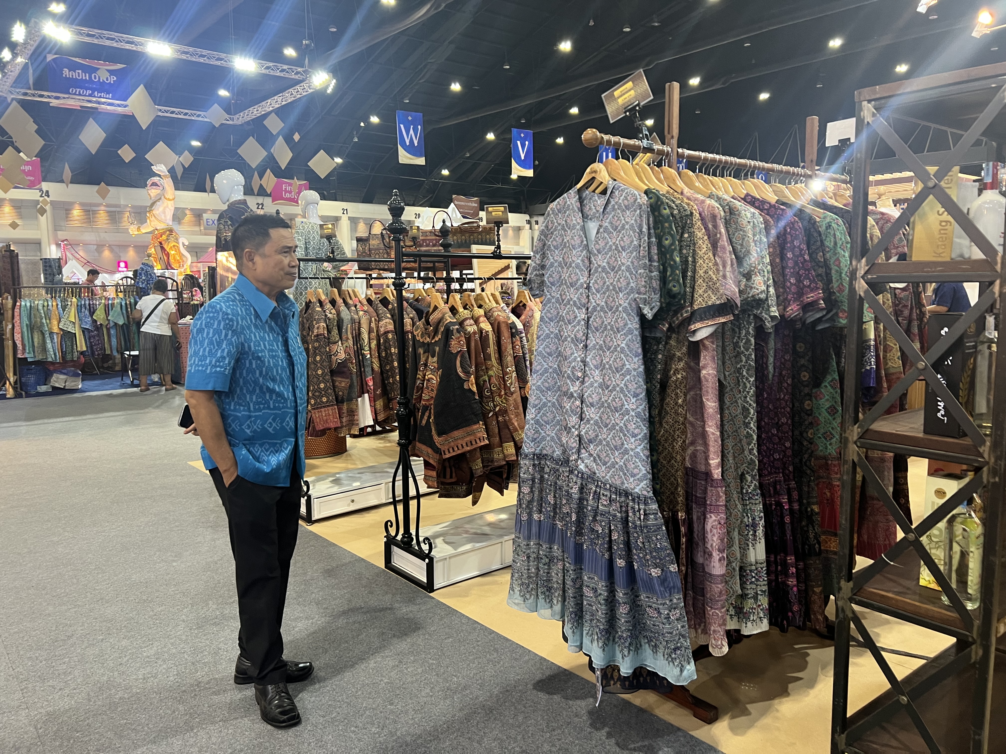 พช.อยุธยา ร่วมจัดหน่ายผลิตภัณฑ์OTOP งานศิลปาชีพ ประทีปไทย OTOP หลอมดวงใจ ด้วยพระบารมี “ผ้าทอไทย สายใยแห่งพระเมตตา สร้างอาชีพปวงประชา อย่างยั่งยืน”