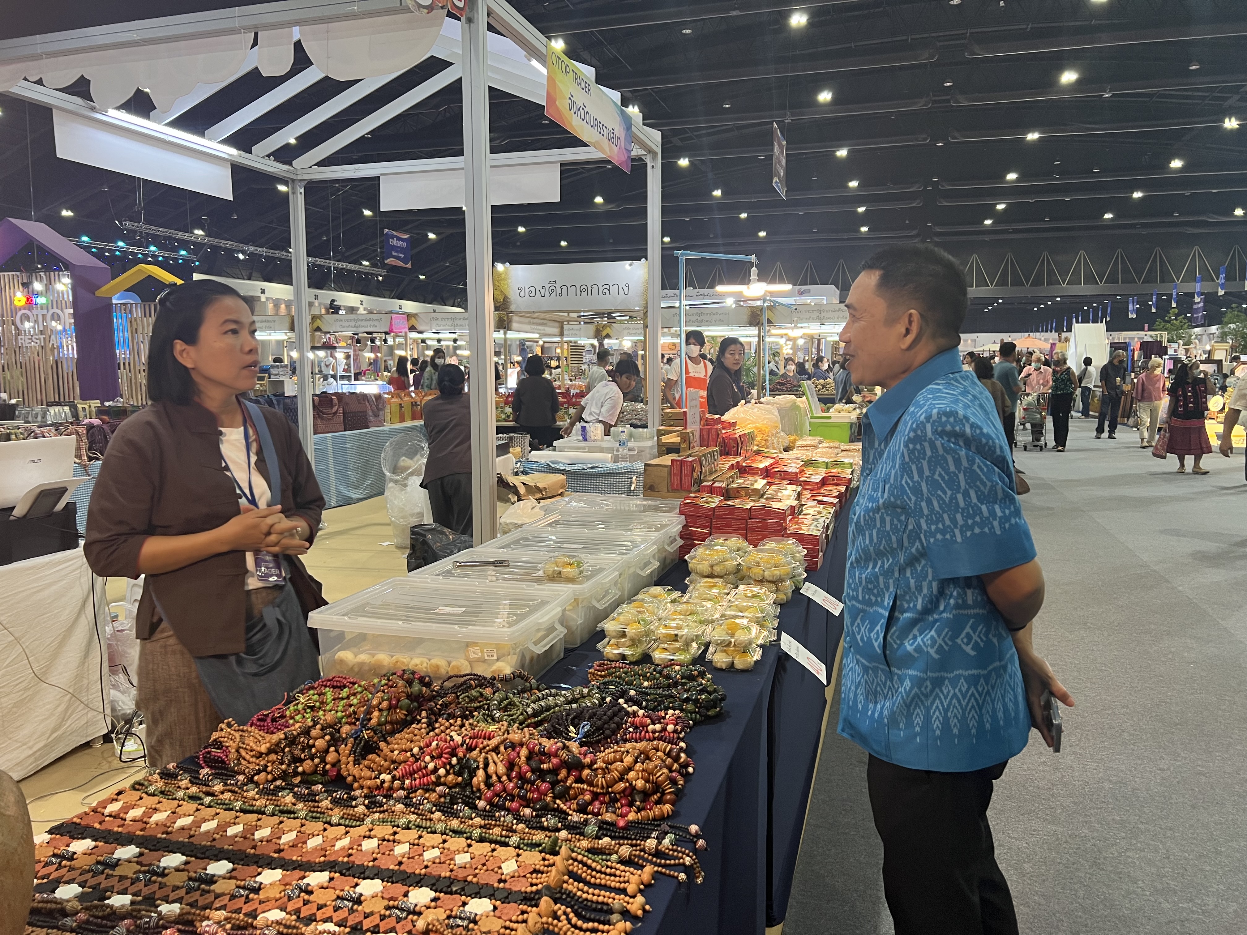 พช.อยุธยา ร่วมจัดหน่ายผลิตภัณฑ์OTOP งานศิลปาชีพ ประทีปไทย OTOP หลอมดวงใจ ด้วยพระบารมี “ผ้าทอไทย สายใยแห่งพระเมตตา สร้างอาชีพปวงประชา อย่างยั่งยืน”