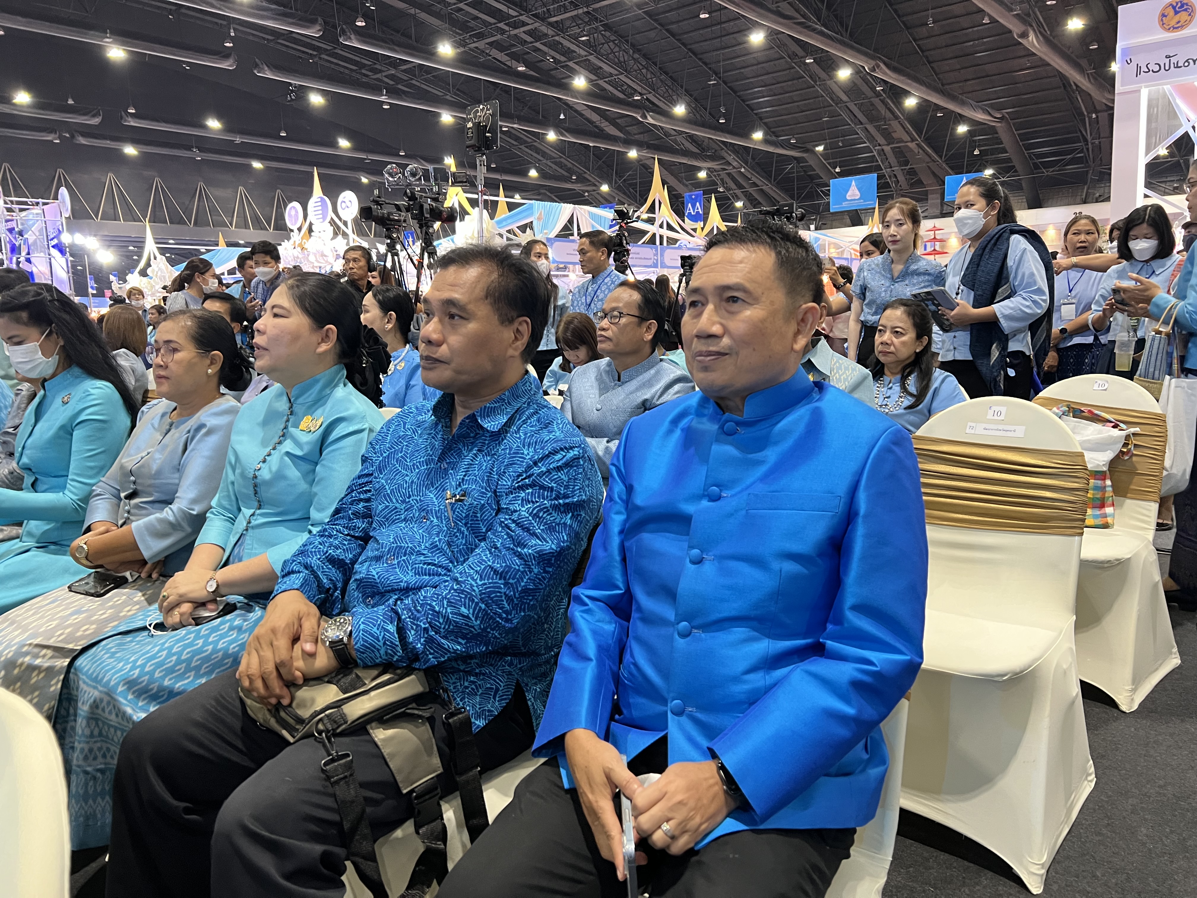 กรมการพัฒนาชุมชน ร่วม พช.อยุธยา เปิดงานศิลปาชีพ ประทีปไทย OTOP หลอมดวงใจ ด้วยพระบารมี “ผ้าทอไทย สายใยแห่งพระเมตตา สร้างอาชีพปวงประชา อย่างยั่งยืน”