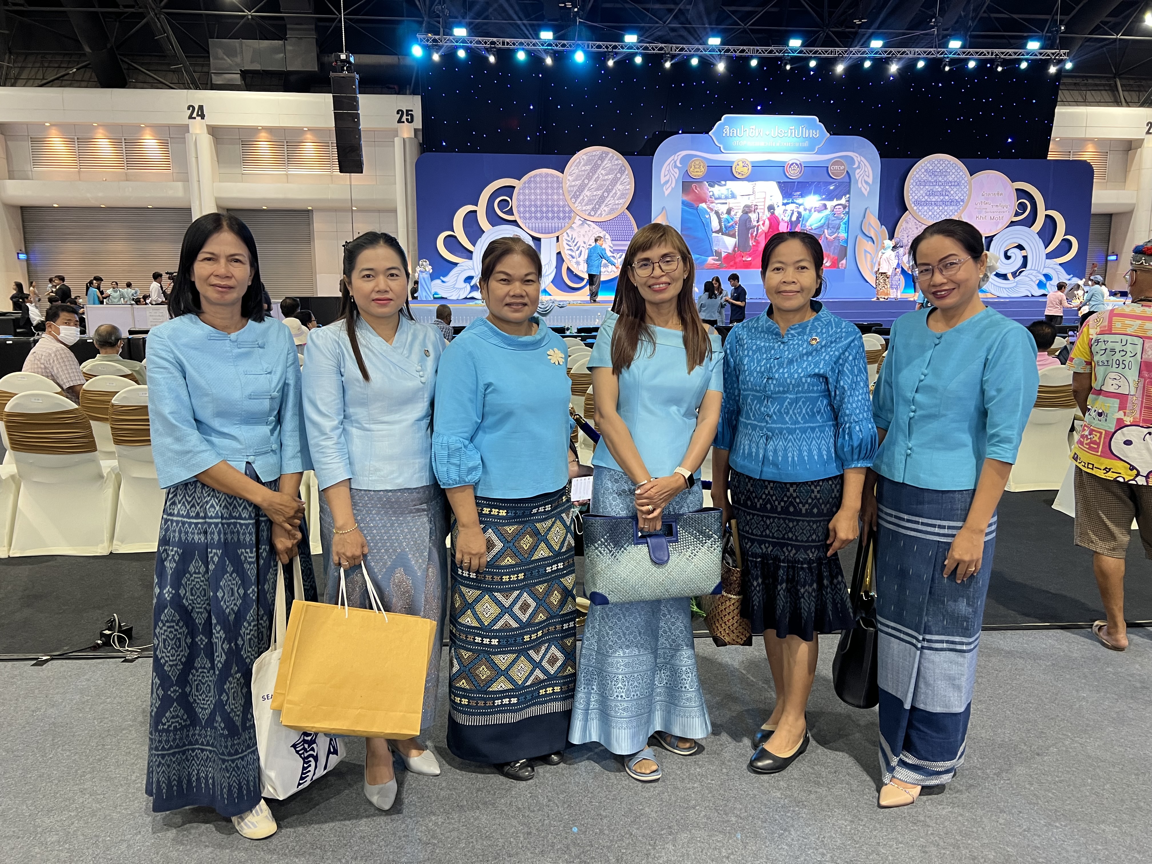 กรมการพัฒนาชุมชน ร่วม พช.อยุธยา เปิดงานศิลปาชีพ ประทีปไทย OTOP หลอมดวงใจ ด้วยพระบารมี “ผ้าทอไทย สายใยแห่งพระเมตตา สร้างอาชีพปวงประชา อย่างยั่งยืน”