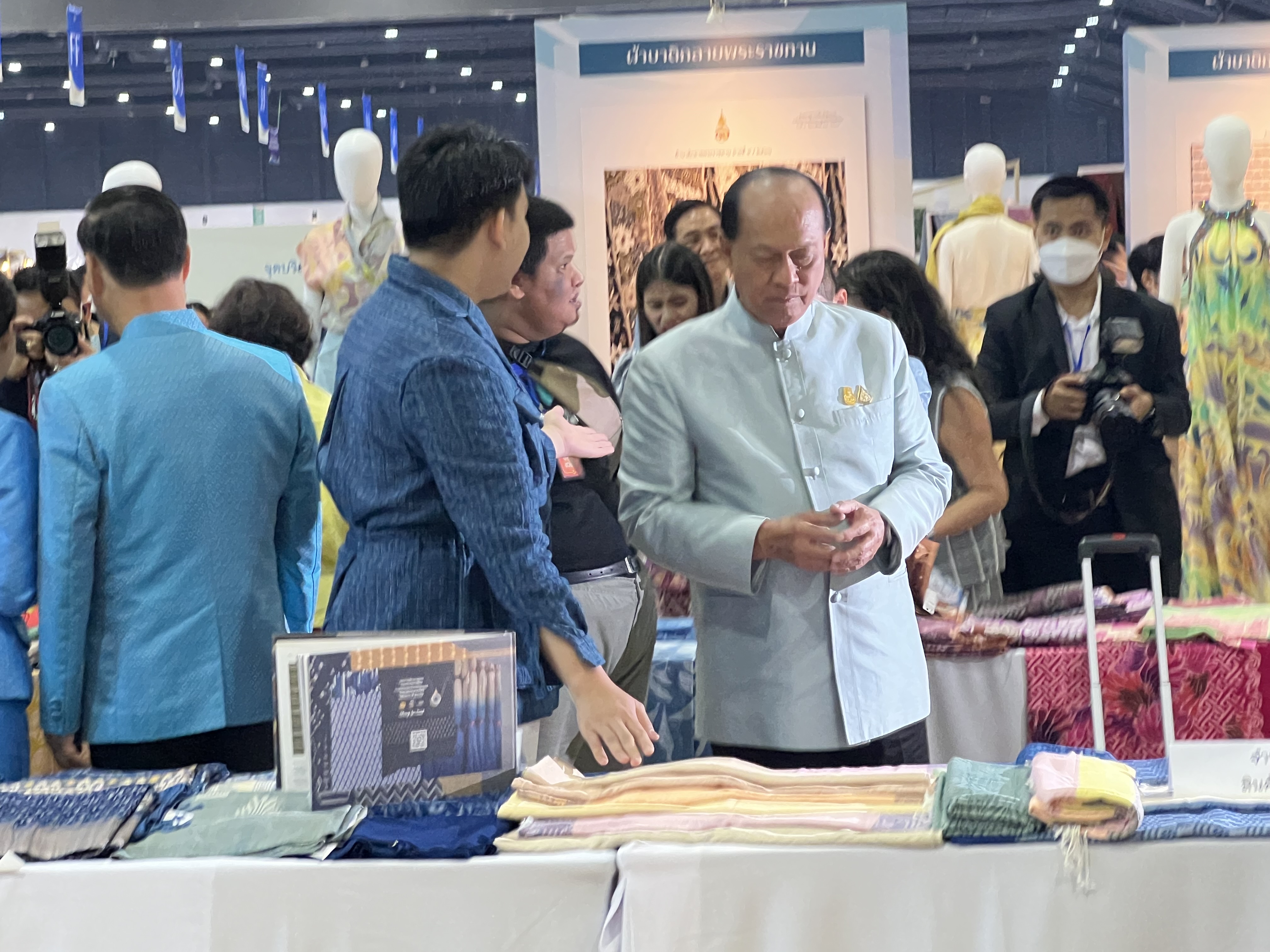 กรมการพัฒนาชุมชน ร่วม พช.อยุธยา เปิดงานศิลปาชีพ ประทีปไทย OTOP หลอมดวงใจ ด้วยพระบารมี “ผ้าทอไทย สายใยแห่งพระเมตตา สร้างอาชีพปวงประชา อย่างยั่งยืน”