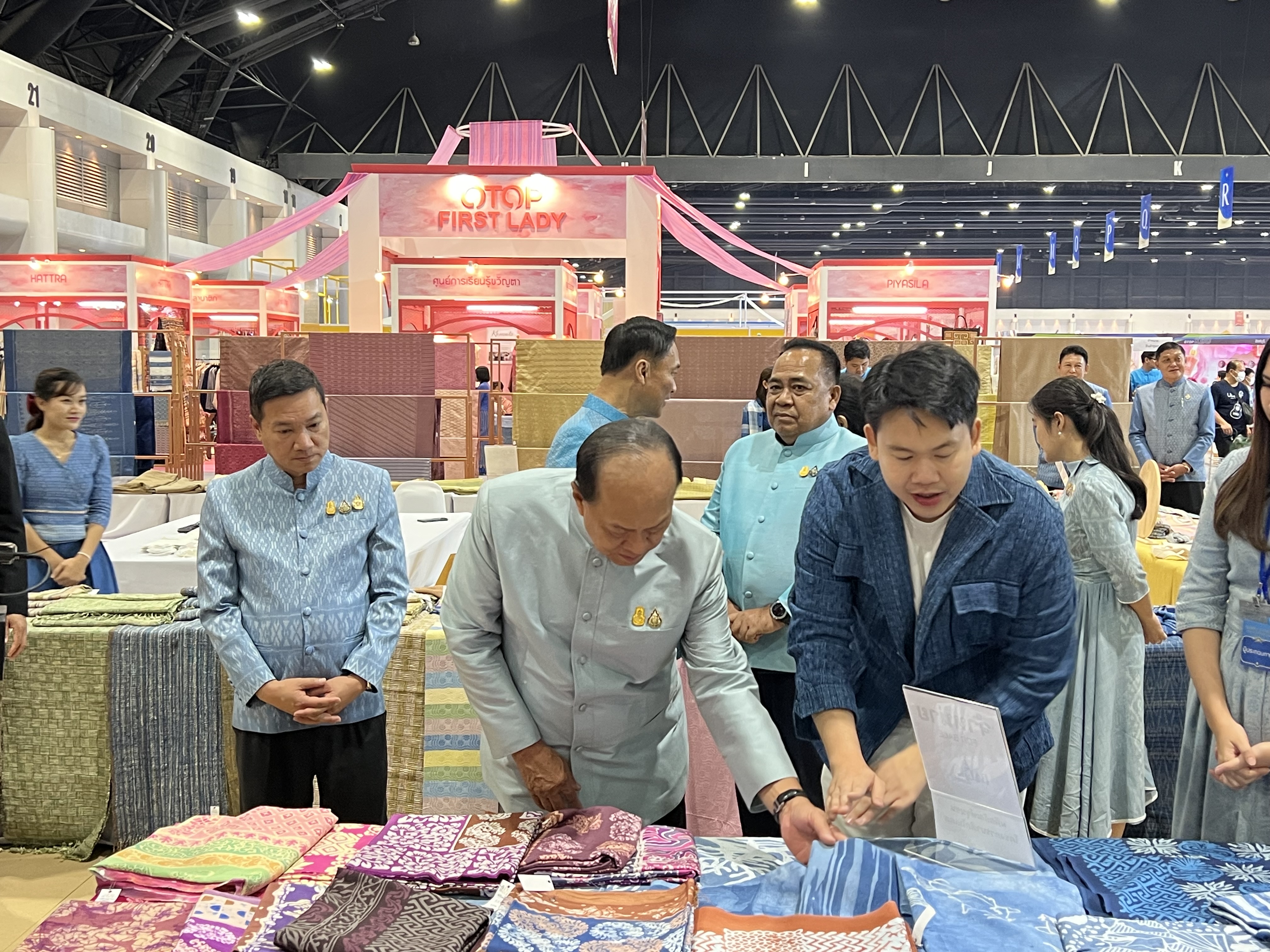 กรมการพัฒนาชุมชน ร่วม พช.อยุธยา เปิดงานศิลปาชีพ ประทีปไทย OTOP หลอมดวงใจ ด้วยพระบารมี “ผ้าทอไทย สายใยแห่งพระเมตตา สร้างอาชีพปวงประชา อย่างยั่งยืน”