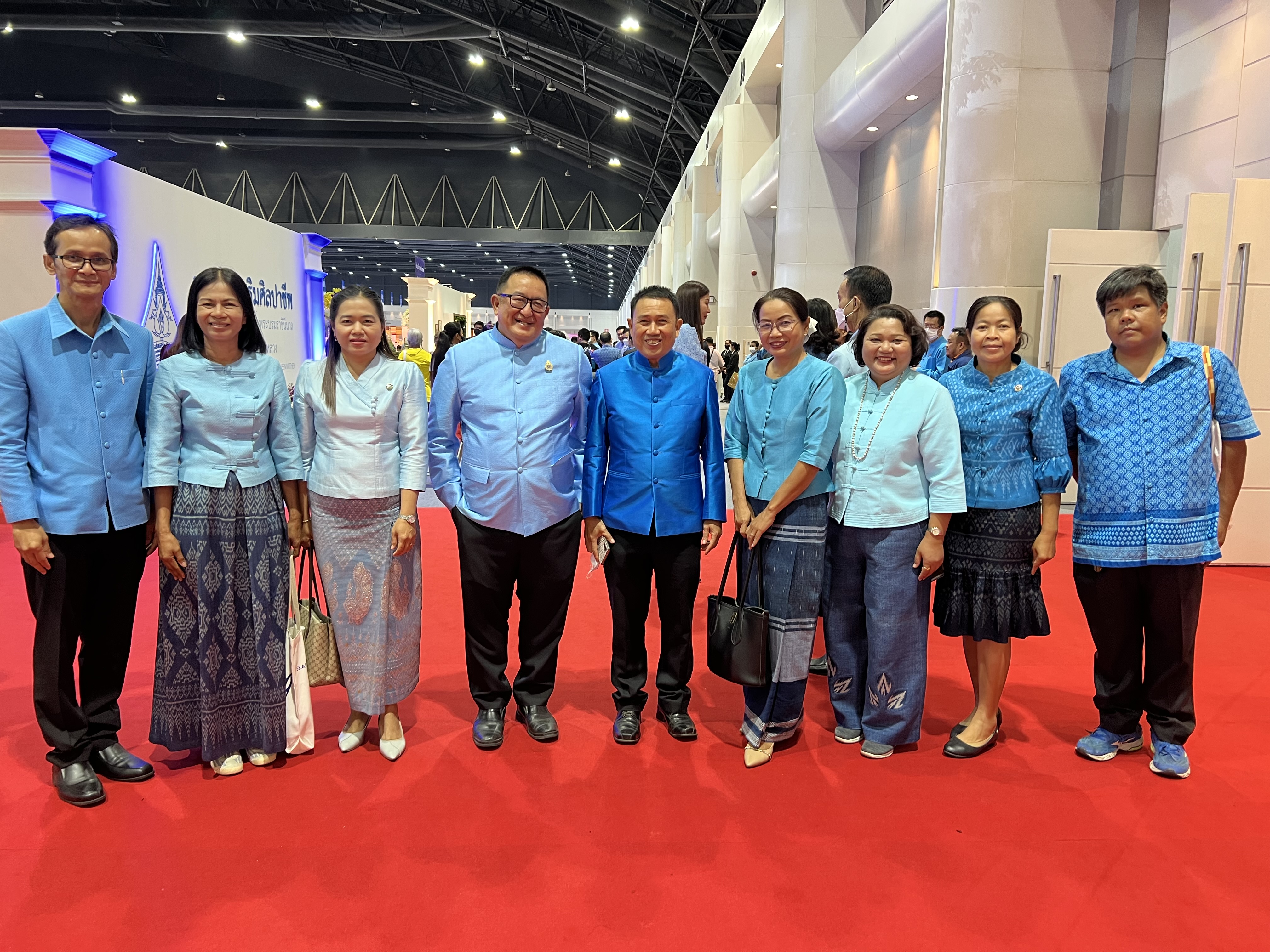 กรมการพัฒนาชุมชน ร่วม พช.อยุธยา เปิดงานศิลปาชีพ ประทีปไทย OTOP หลอมดวงใจ ด้วยพระบารมี “ผ้าทอไทย สายใยแห่งพระเมตตา สร้างอาชีพปวงประชา อย่างยั่งยืน”