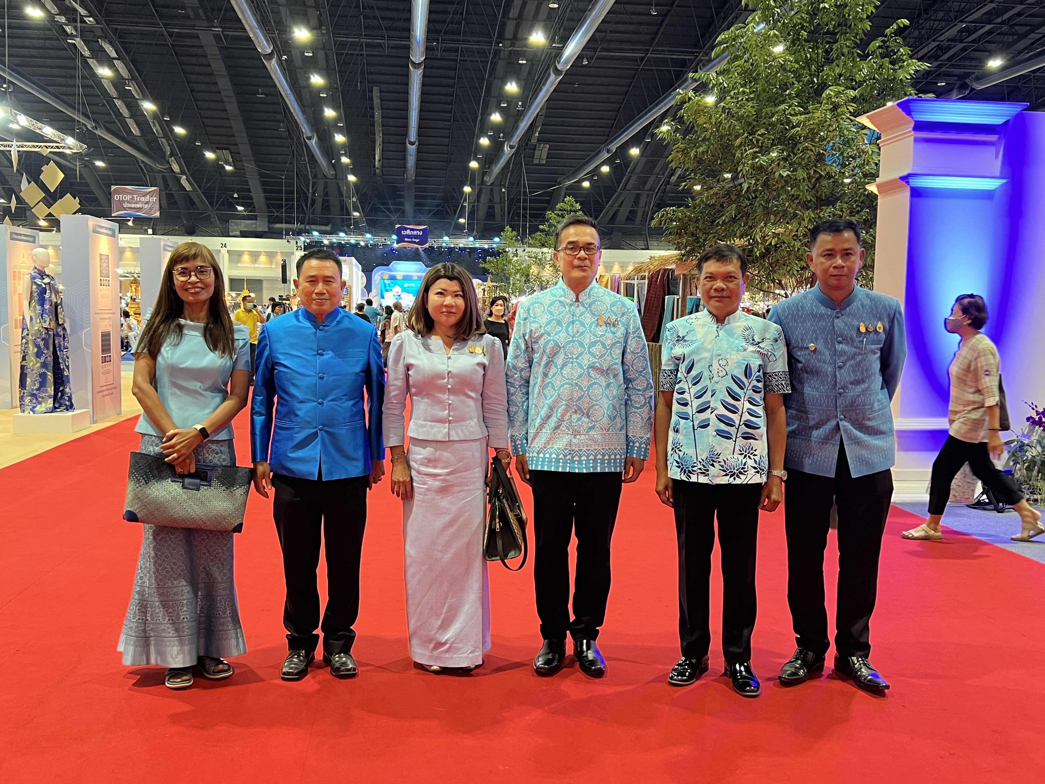 กรมการพัฒนาชุมชน ร่วม พช.อยุธยา เปิดงานศิลปาชีพ ประทีปไทย OTOP หลอมดวงใจ ด้วยพระบารมี “ผ้าทอไทย สายใยแห่งพระเมตตา สร้างอาชีพปวงประชา อย่างยั่งยืน”