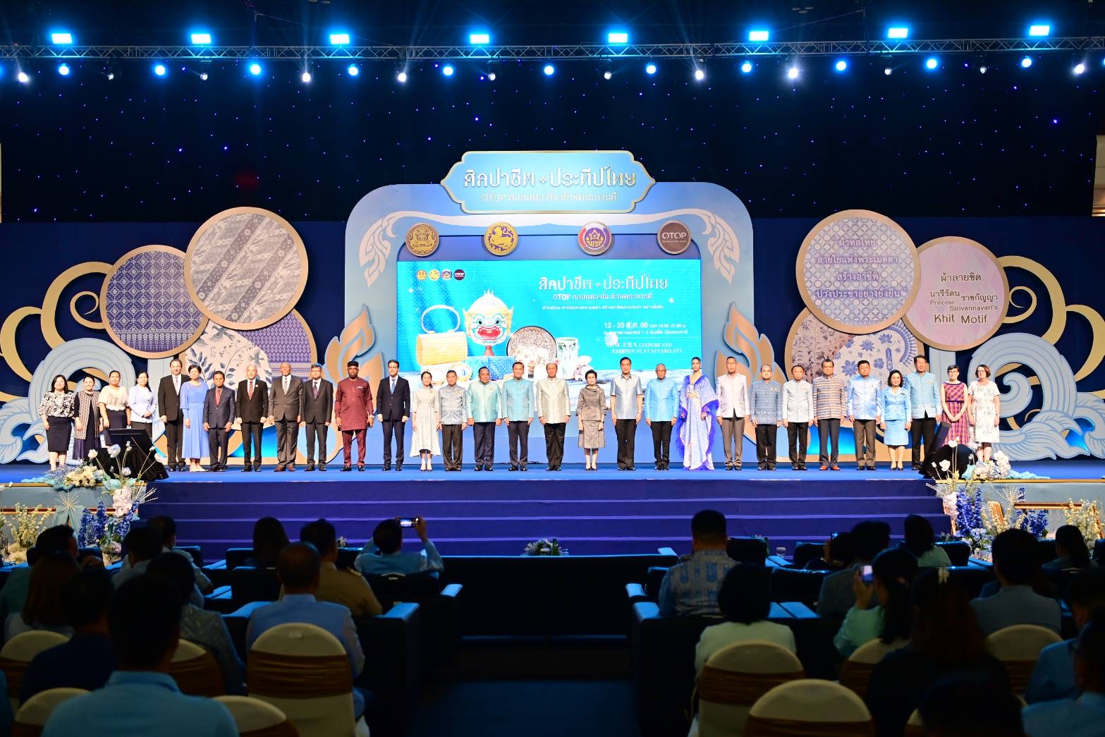 กรมการพัฒนาชุมชน ร่วม พช.อยุธยา เปิดงานศิลปาชีพ ประทีปไทย OTOP หลอมดวงใจ ด้วยพระบารมี “ผ้าทอไทย สายใยแห่งพระเมตตา สร้างอาชีพปวงประชา อย่างยั่งยืน”